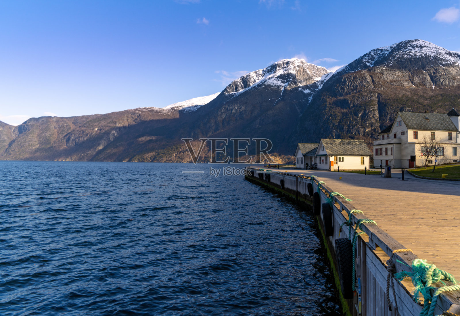 Eidfjord，一个位于Hordaland地区的挪威城镇和自治市，从Eidfjorden海滩上看，大哈当厄峡湾的内分支照片摄影图片