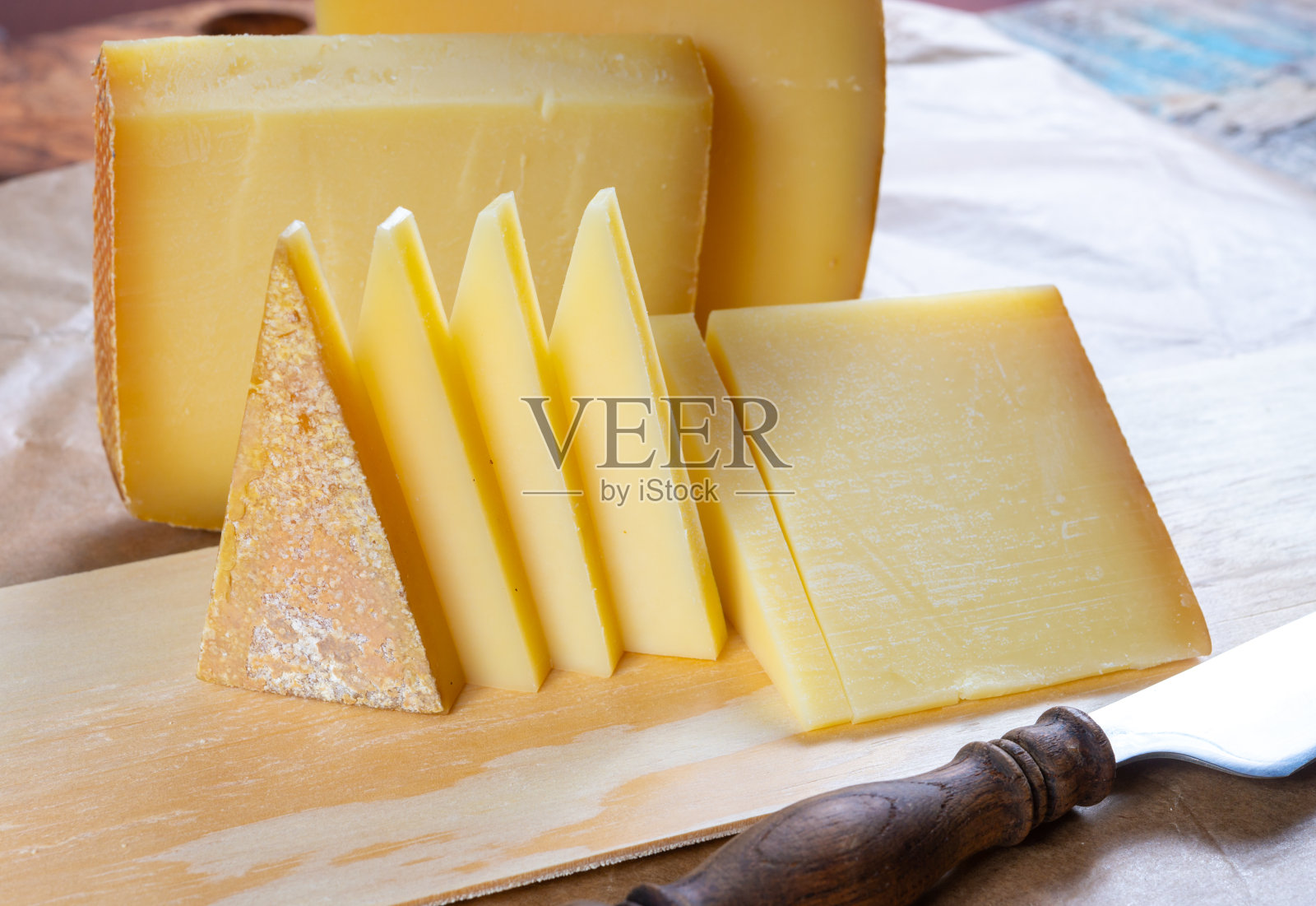 奶酪系列，法国伯爵奶酪和瑞士格鲁耶尔奶酪照片摄影图片
