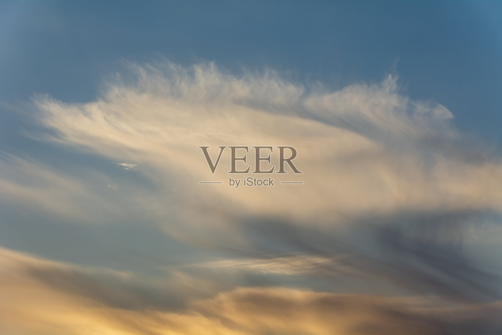 缤纷的夕阳天空，背景。照片摄影图片