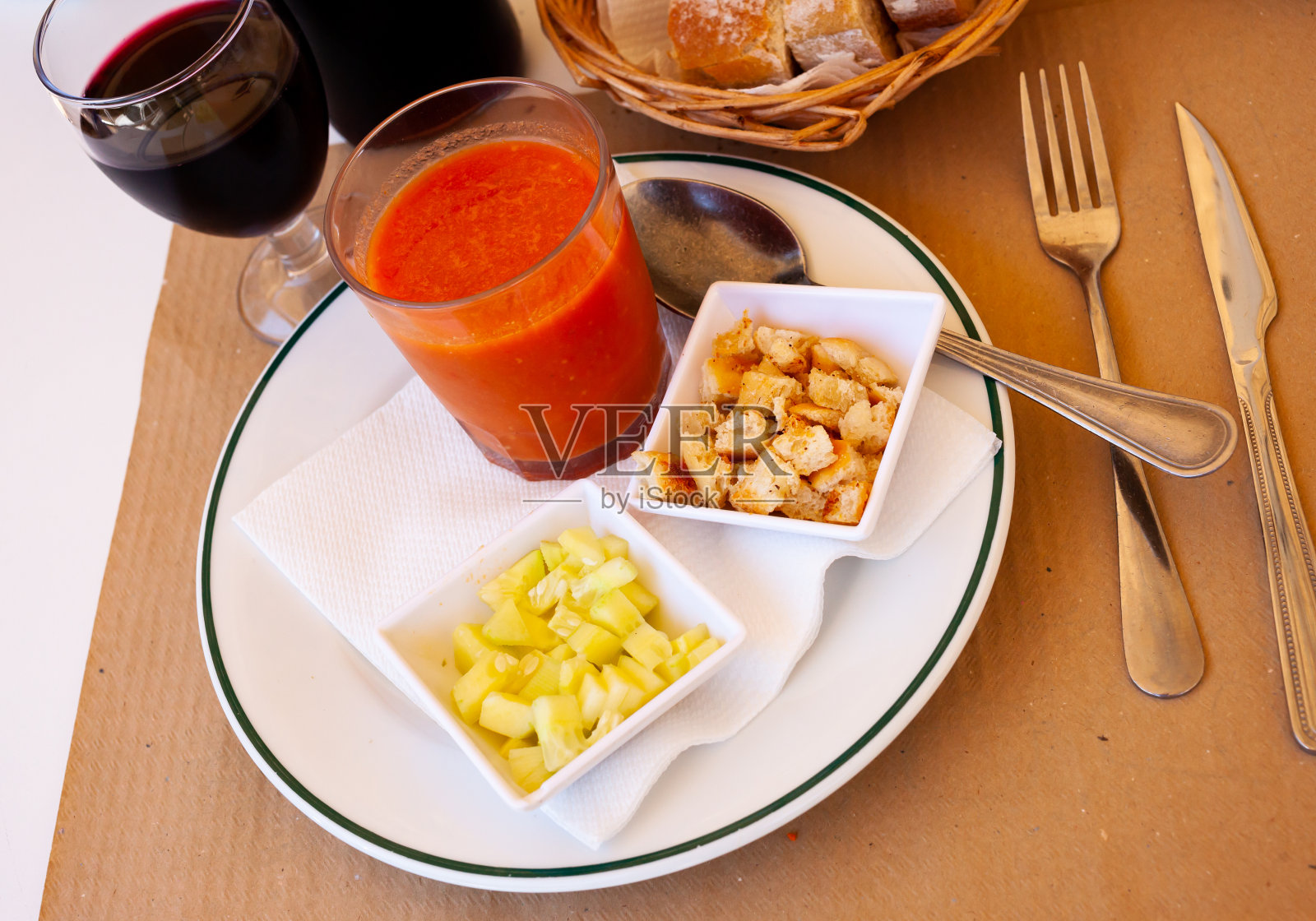 西班牙凉菜汤是用西红柿做成的西班牙冷汤照片摄影图片