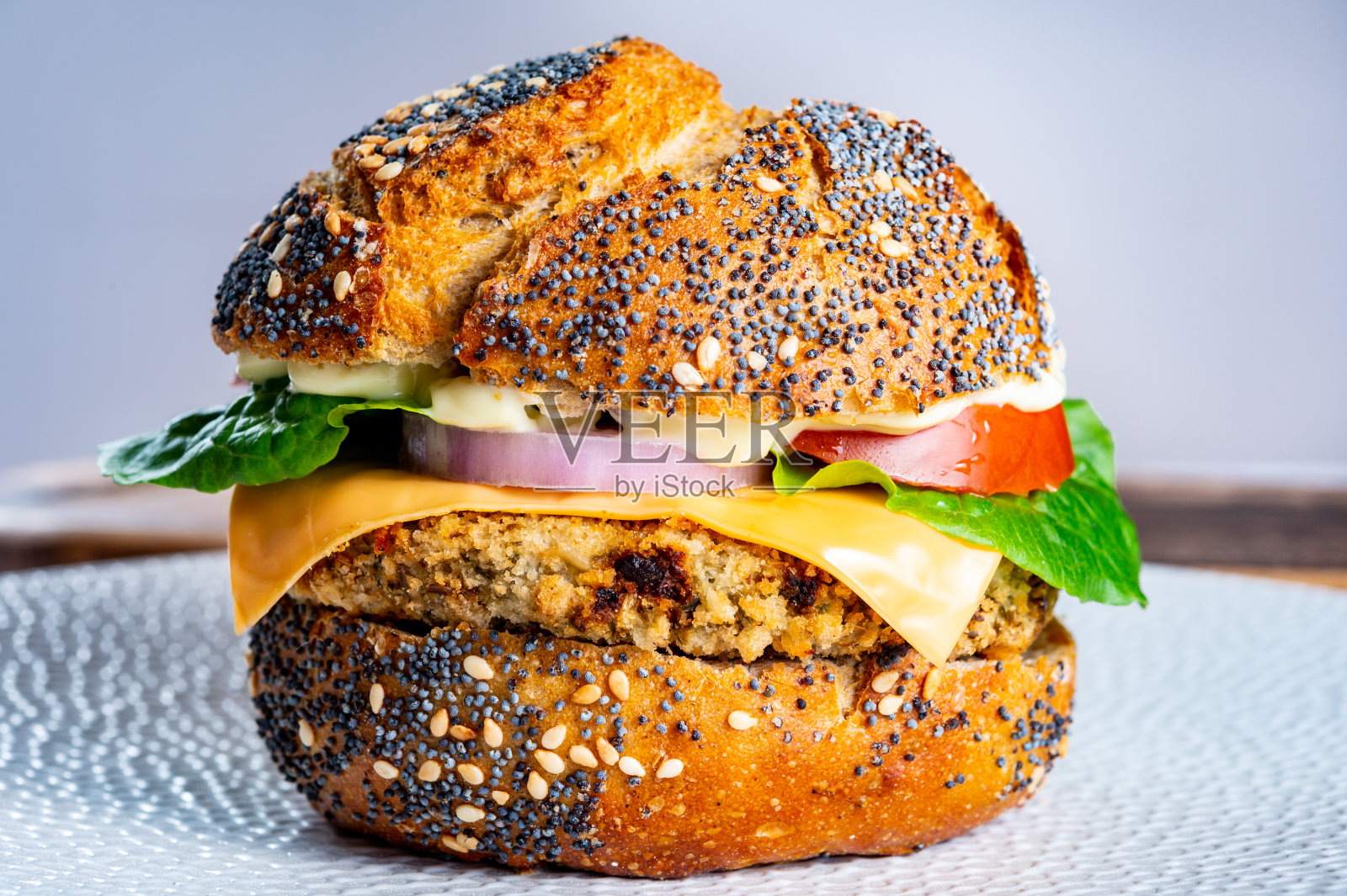 美味的素食，自制的汉堡，用橙扁豆、洋葱、绿莴苣和西红柿做成照片摄影图片