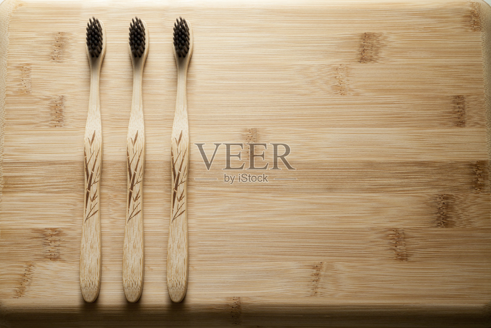 牙刷在桌子上照片摄影图片