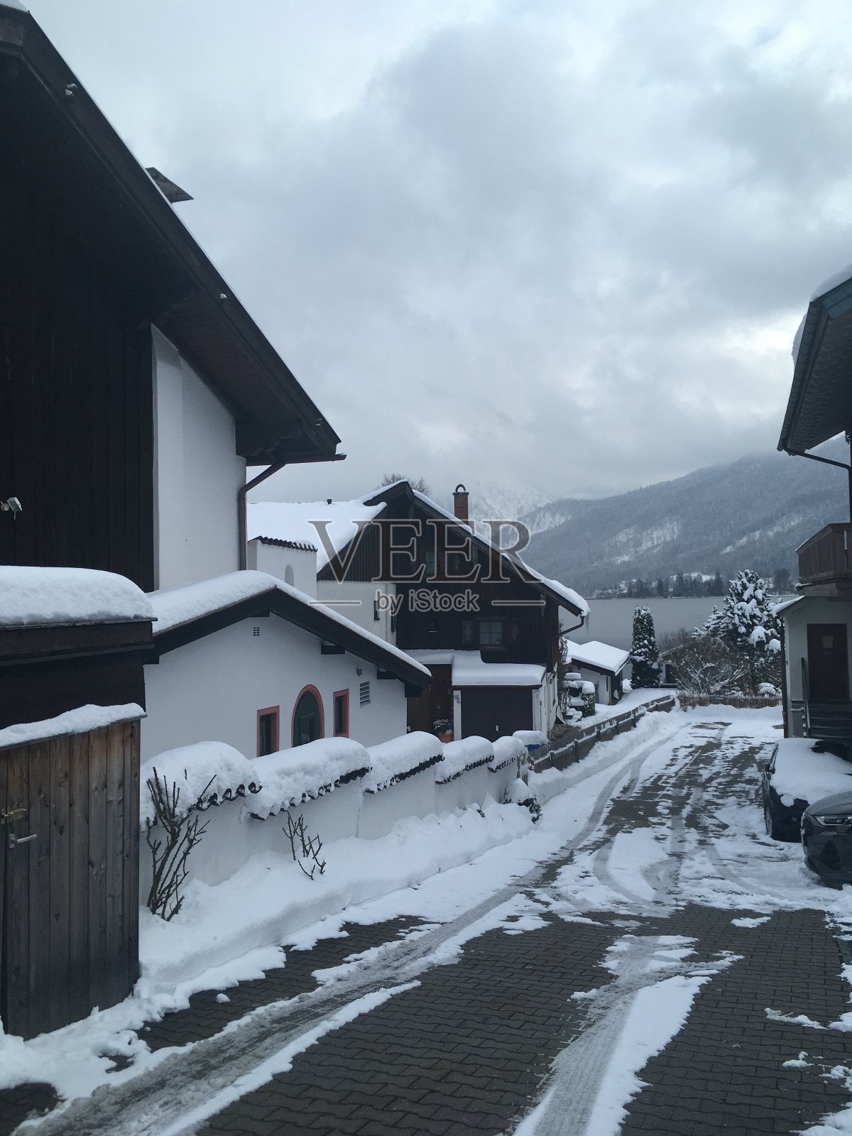 冬天雪下的巴伐利亚村庄。照片摄影图片