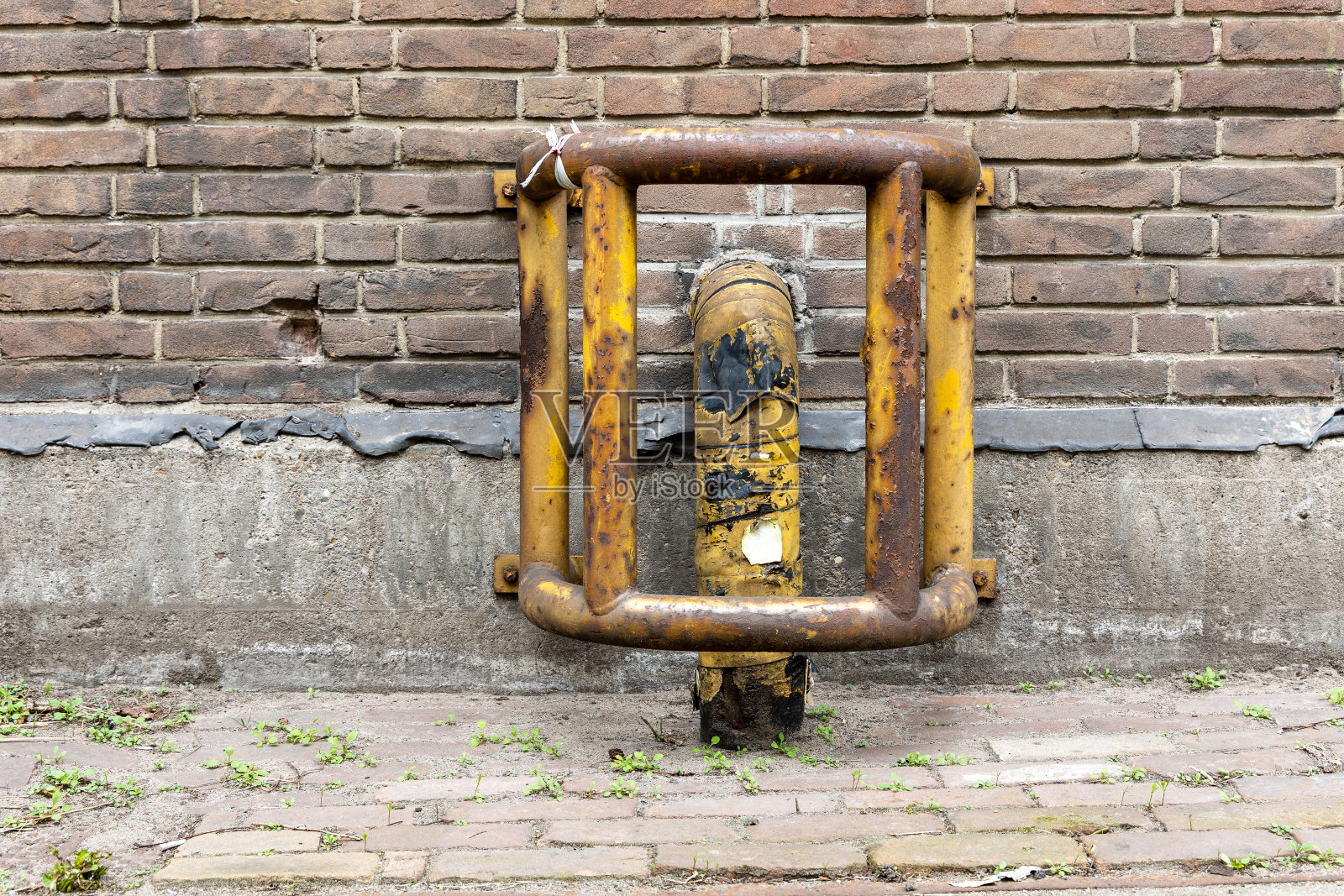 城市探索，旧污水管与生锈的金属保护照片摄影图片