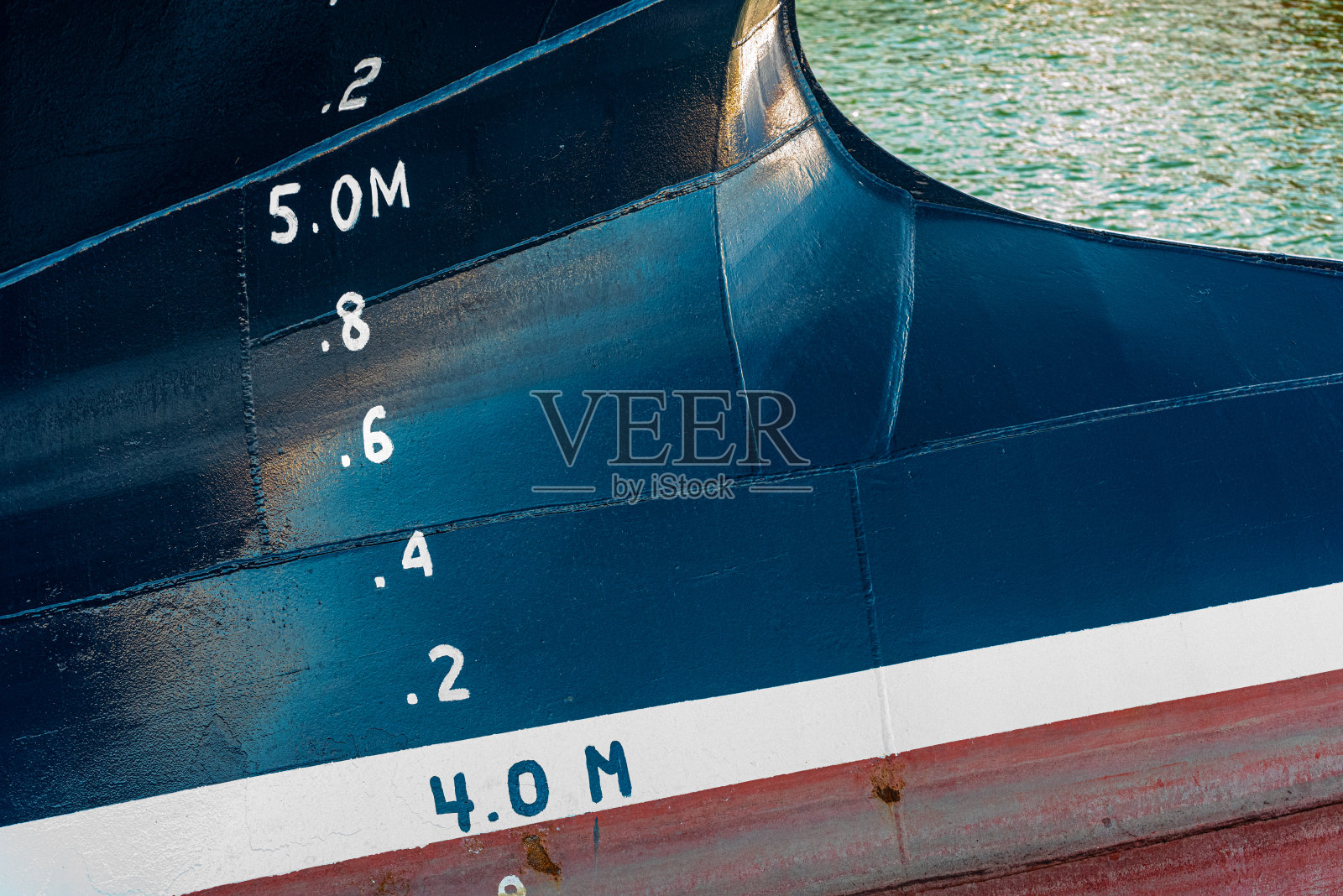 蓝色渔船的灯泡船头…照片摄影图片