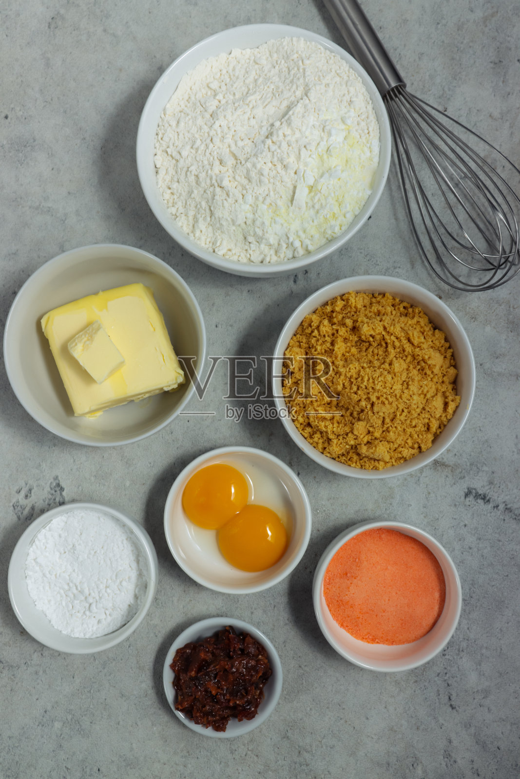 步骤开云葡萄干柠檬或自制葡萄干柠檬饼干，第一步，配料在白色碗烤葡萄干柠檬饼干。照片摄影图片