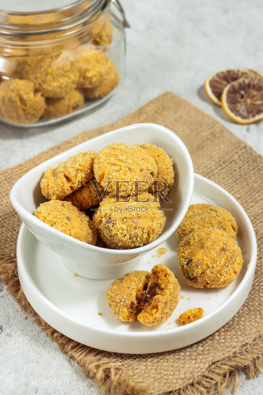 开云葡萄干柠檬饼干或自制的葡萄干柠檬饼干是为开斋节庆祝的柠檬味饼干照片摄影图片