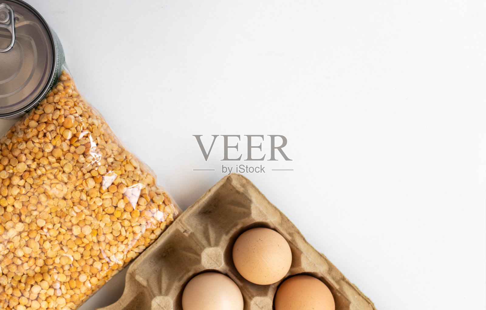 杂货，鸡蛋，罐头食品，豌豆。平躺，俯视图照片摄影图片