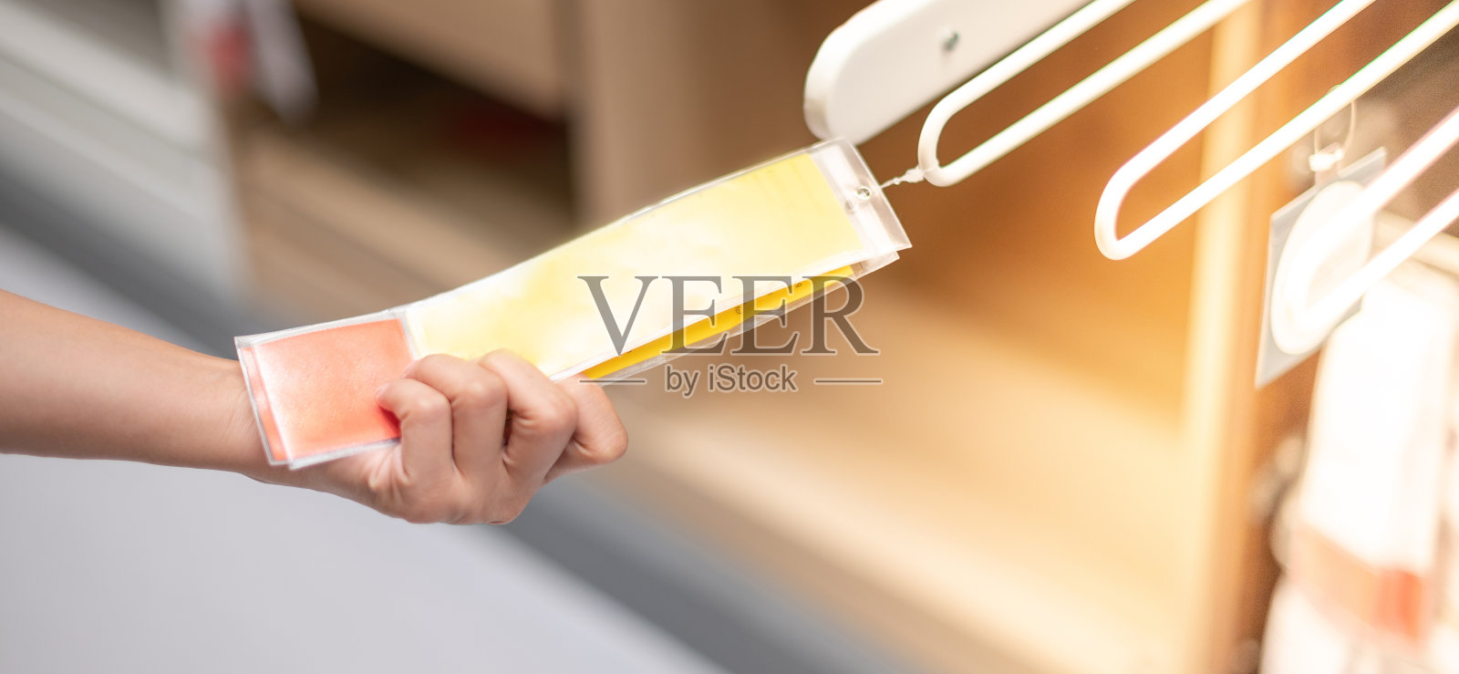 女性手拿着价格标签，看价格决定购买关于产品的质量。照片摄影图片