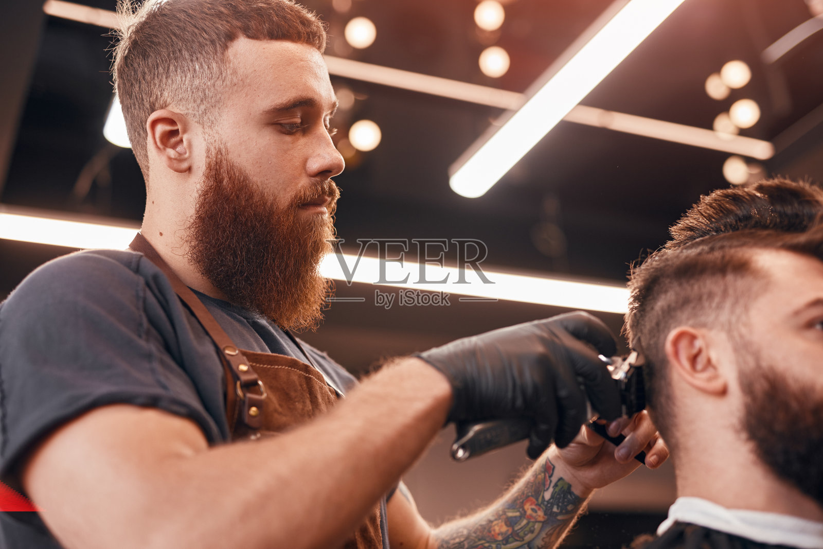 严肃的男人剃着庄稼顾客的头发照片摄影图片