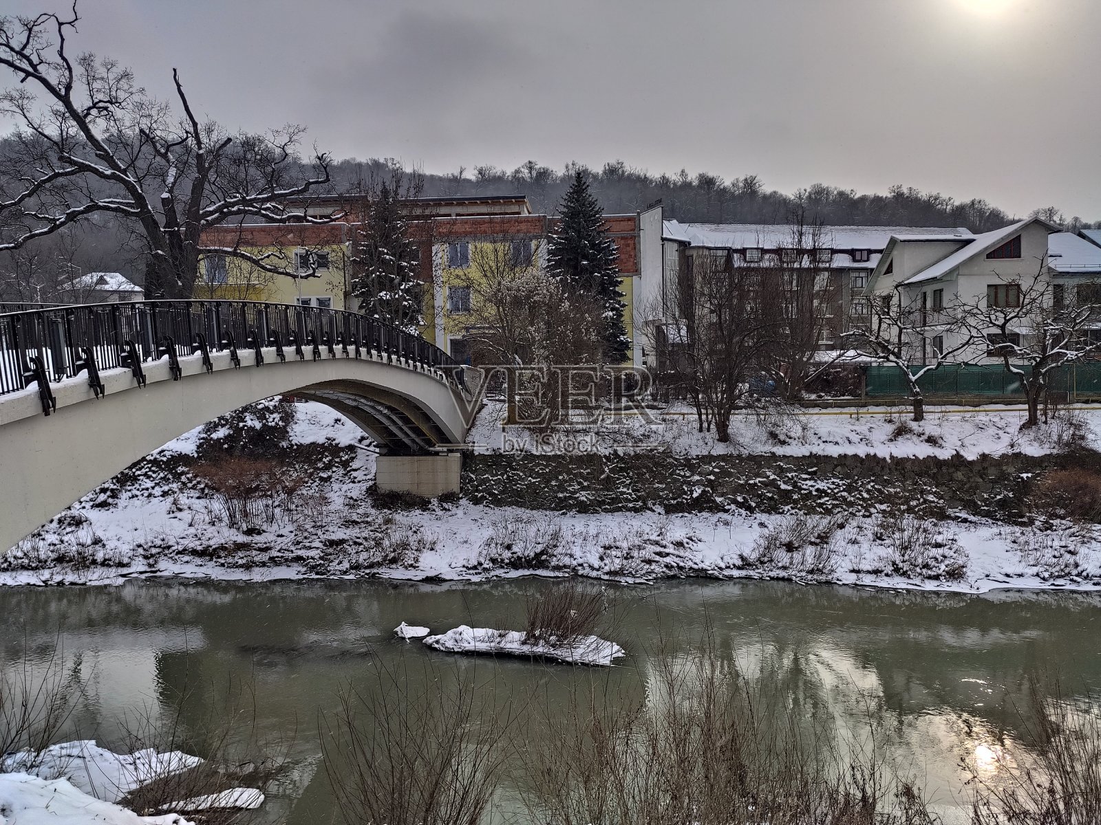 罗马尼亚，Bistrita河和Codrisor桥，2021年1月照片摄影图片