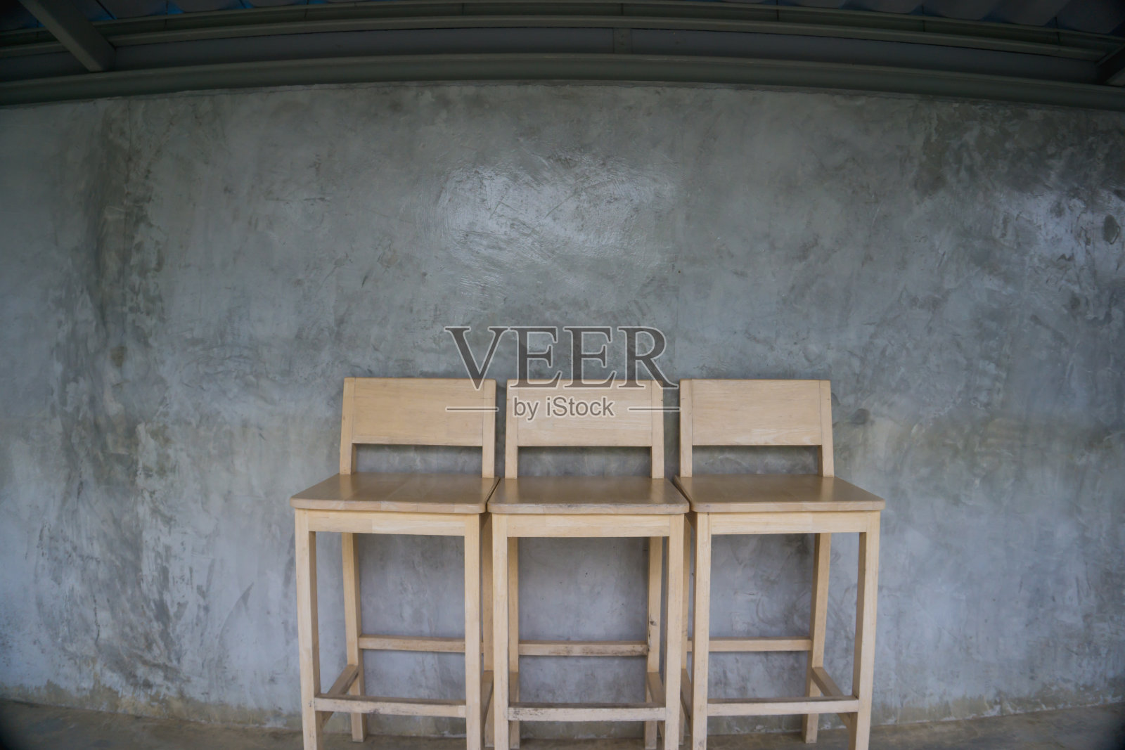 水泥地面上的木椅。照片摄影图片