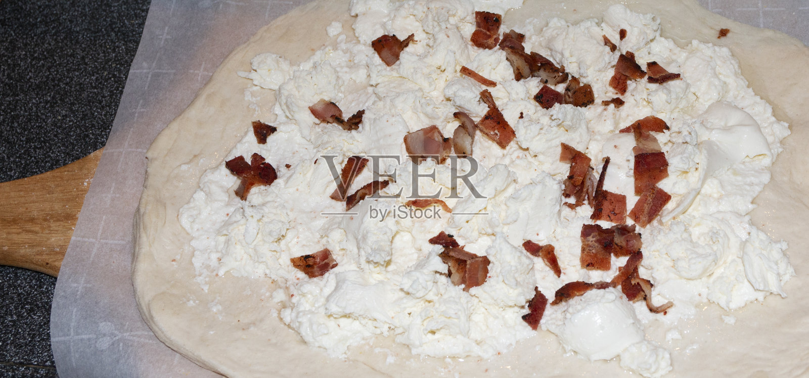 培根加乳清干酪白披萨照片摄影图片