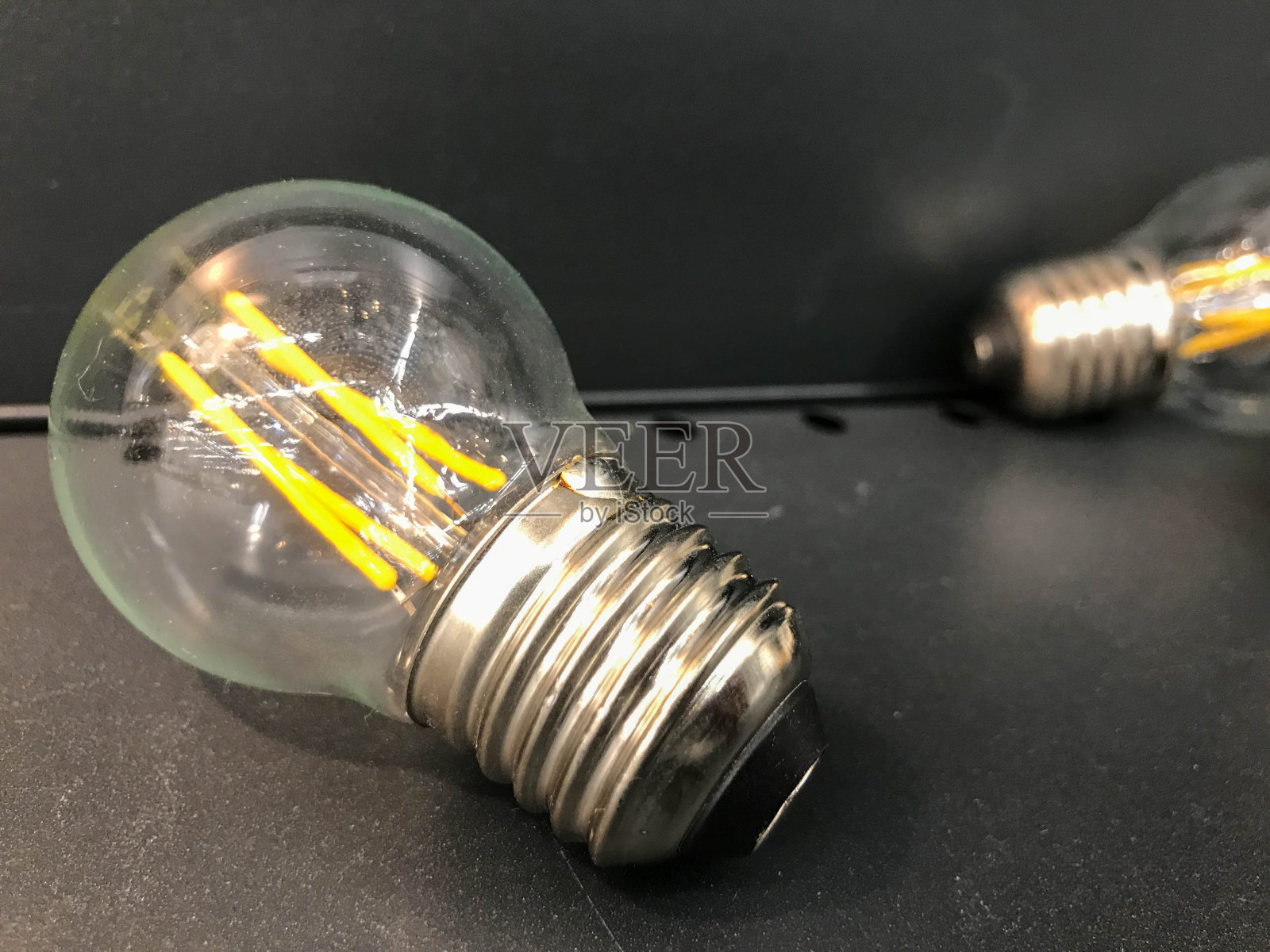 玻璃灯，公寓电工。房子里用的白炽灯泡。明亮的吊灯。在一家大型建筑市场里，灯泡陈列在橱窗里照片摄影图片