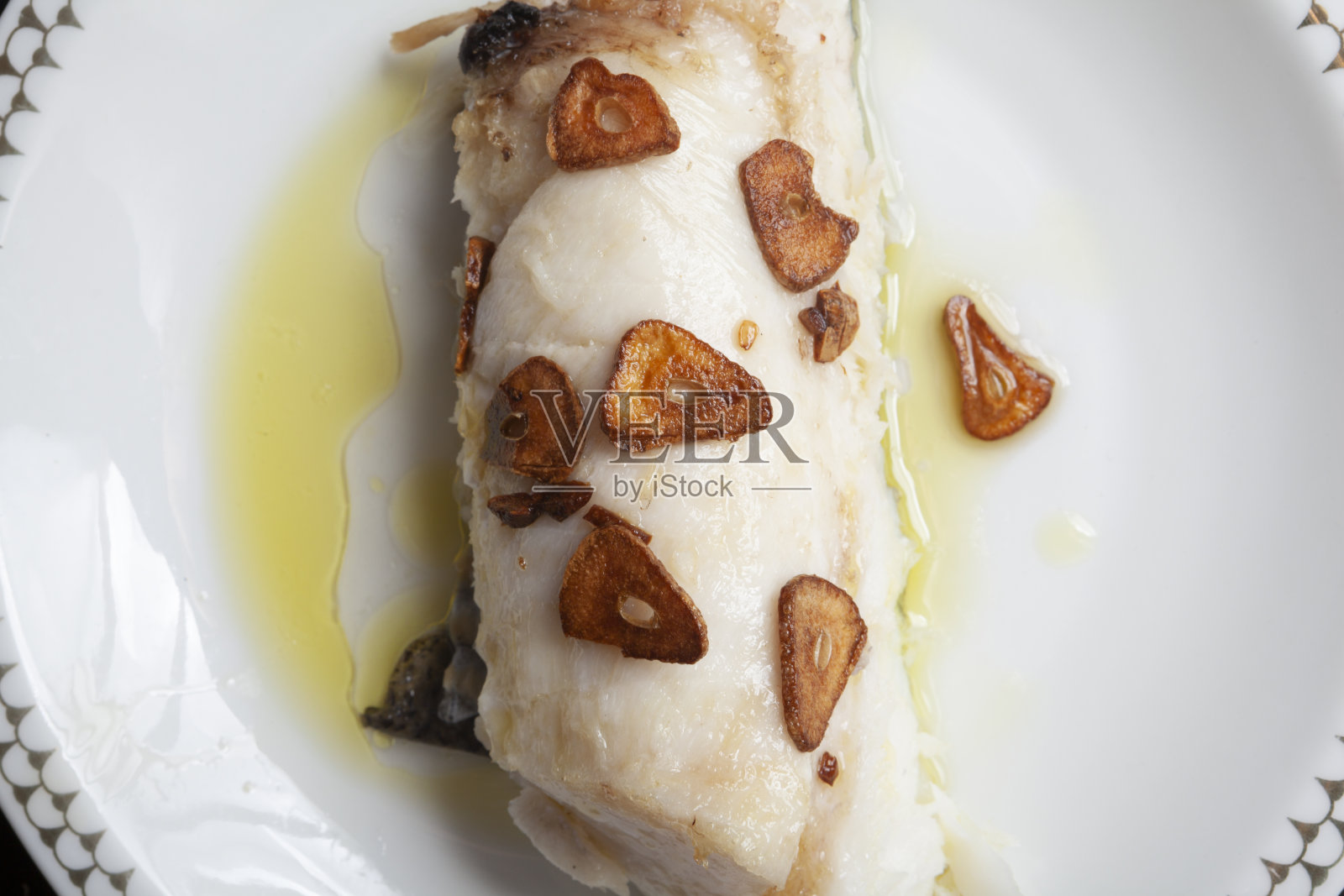 蒜头鳕鱼片。自制食品的概念照片摄影图片