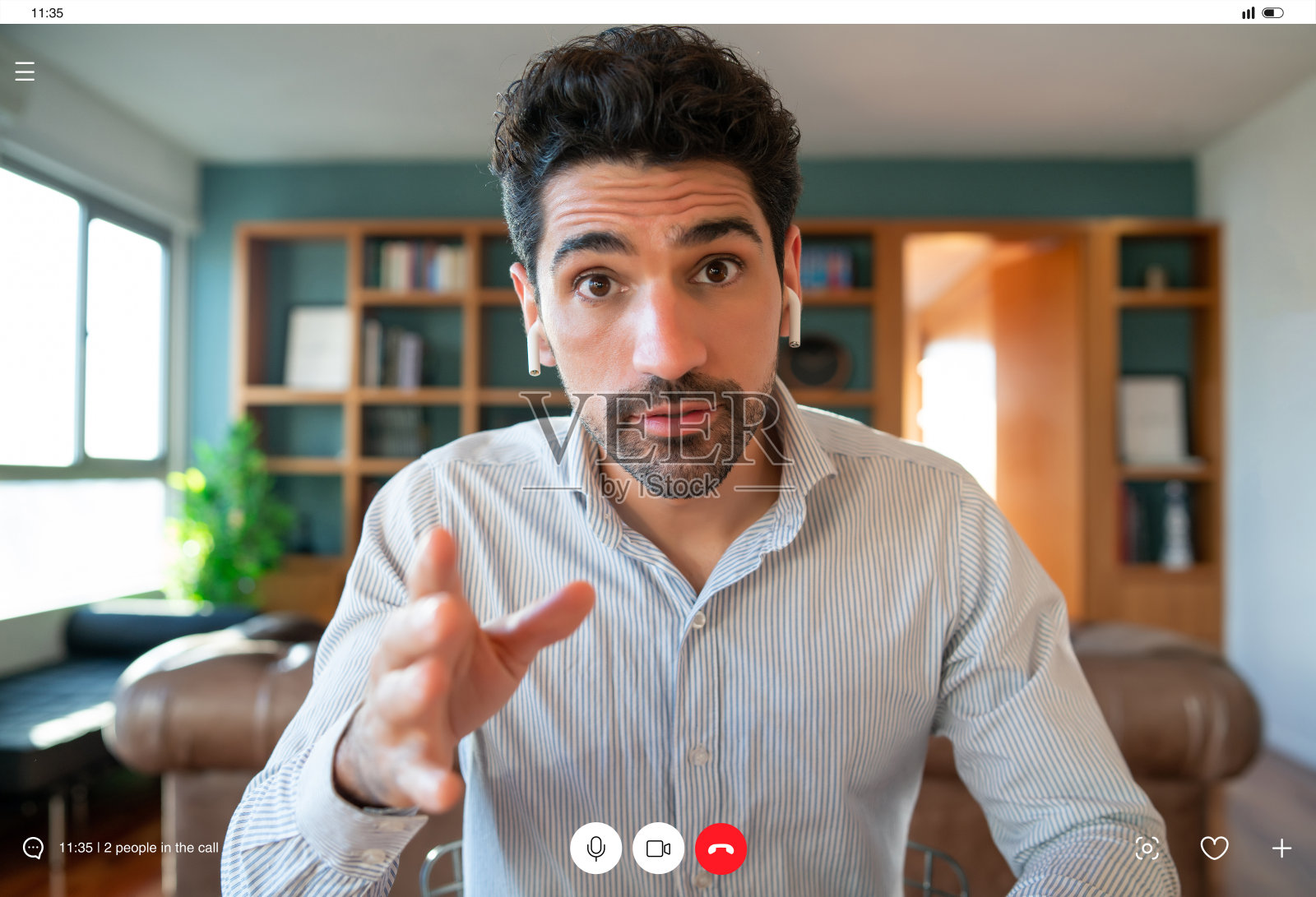 一个在家里进行工作视频通话的商人。照片摄影图片