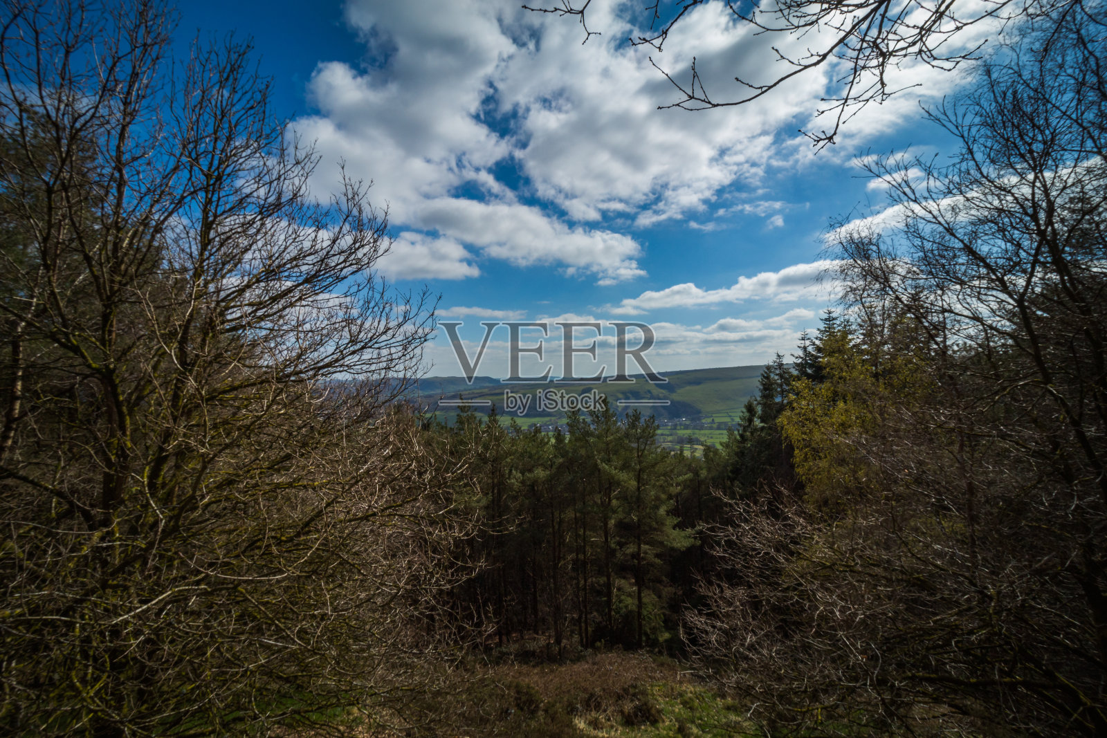 英格兰皮克区，从洛斯希尔派克回到霍普山谷镇照片摄影图片