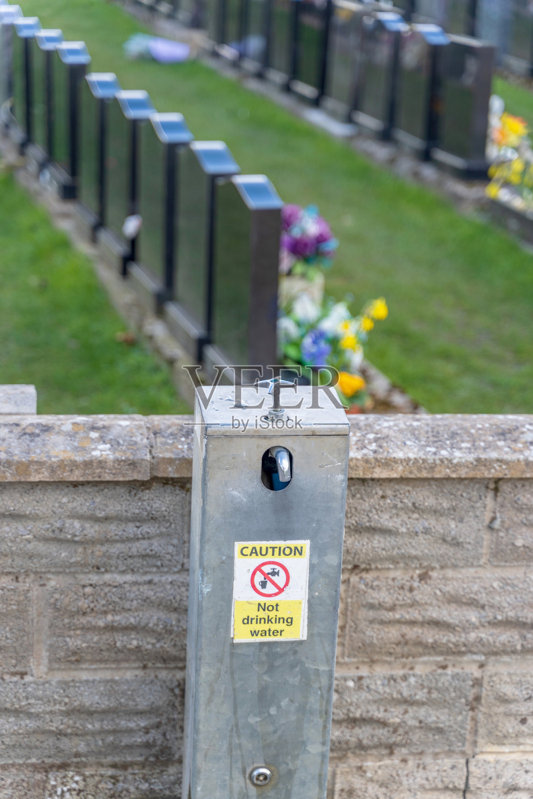 墓地的水龙头不提供饮用水照片摄影图片