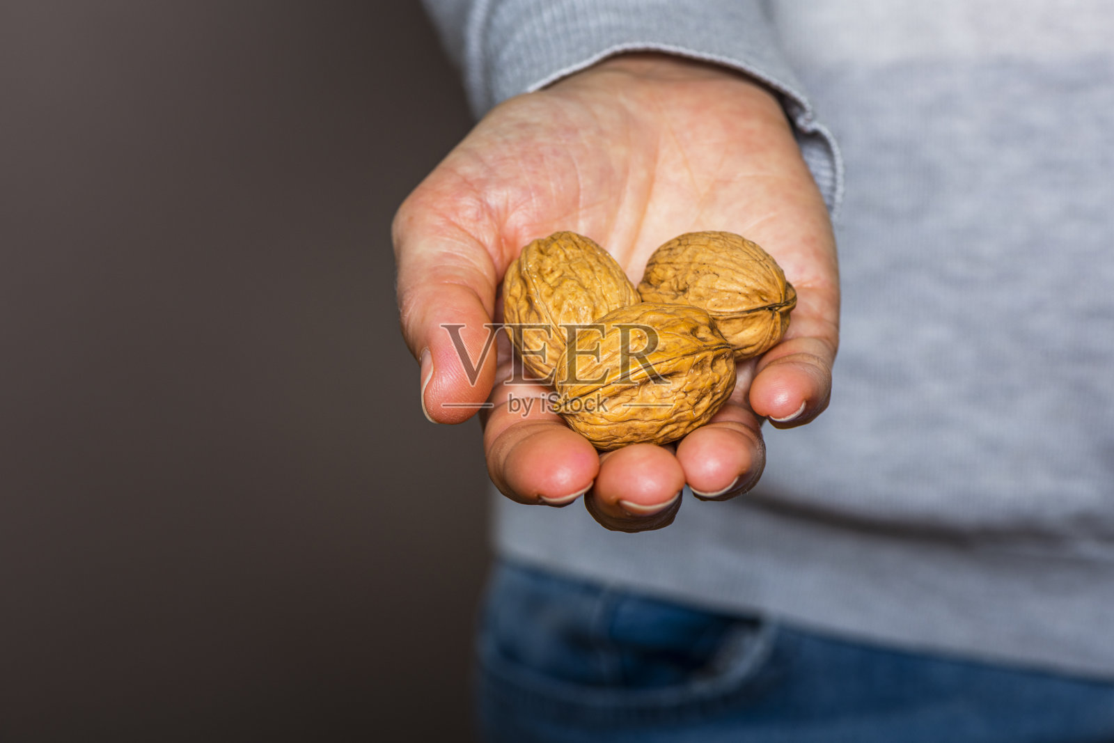 手里拿着核桃的女人照片摄影图片