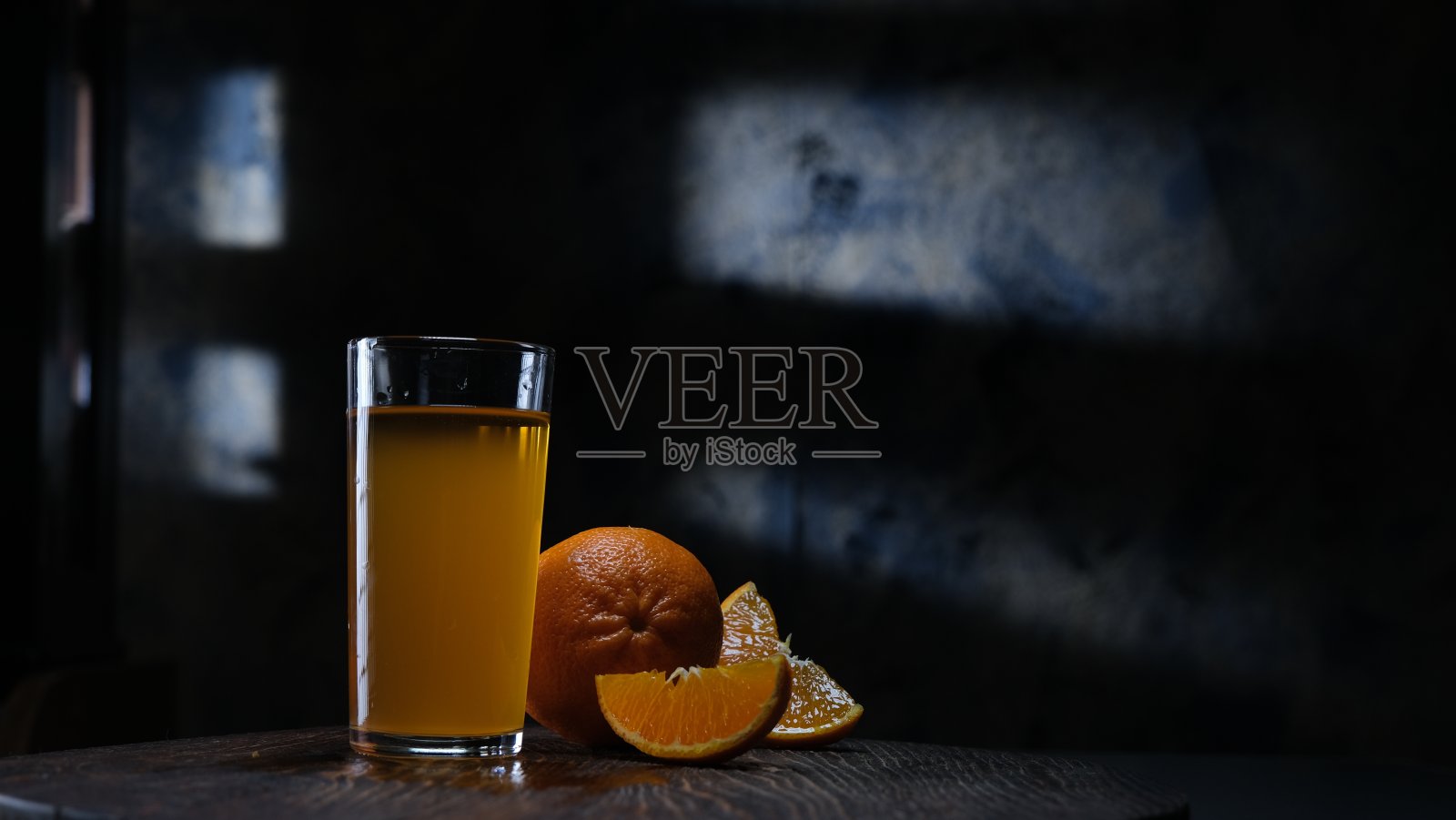 深色背景上的橘子汁照片摄影图片