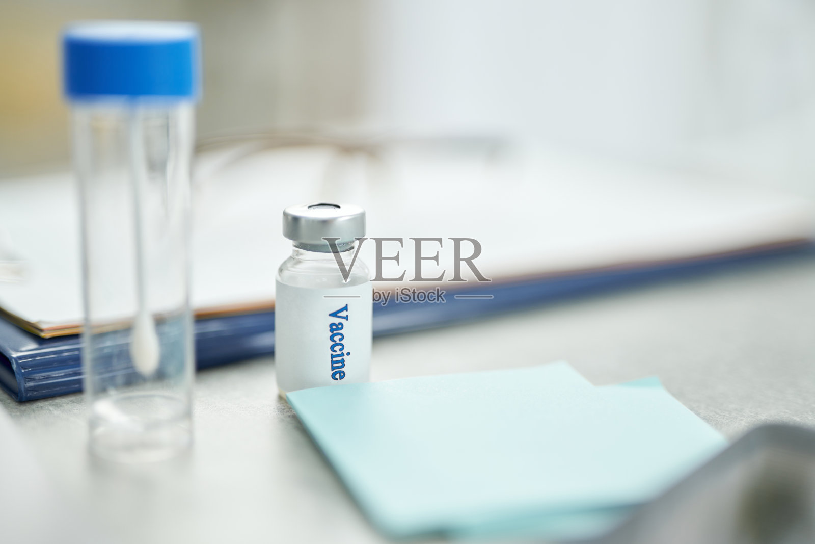 门诊台上有试管和疫苗瓶照片摄影图片