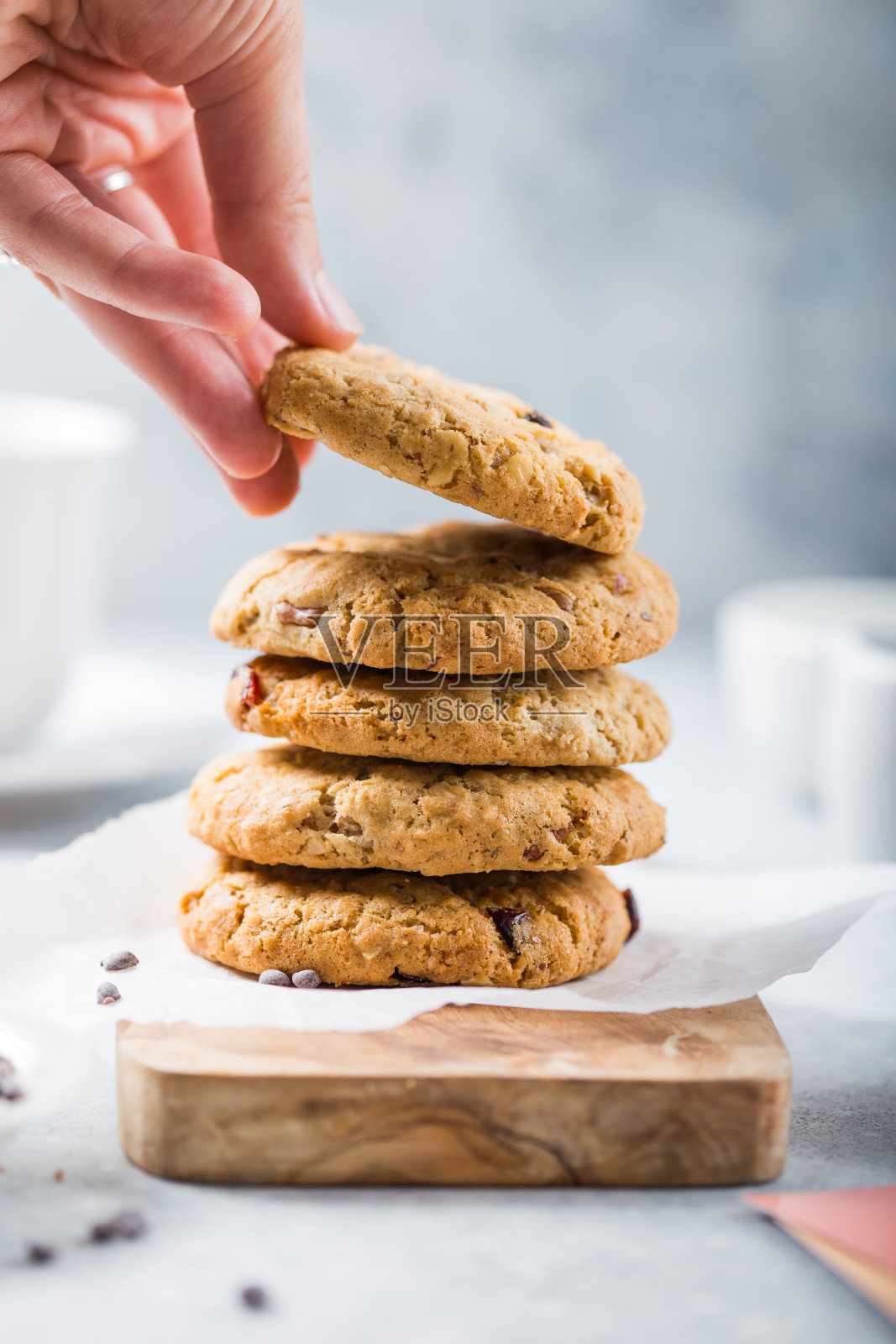 燕麦素曲奇加杏仁奶。由天然原料制成的美味巧克力，是纯素食者的美食。自制巧克力饼干。基本的巧克力饼干。传统手工制作的巧克力饼干照片摄影图片