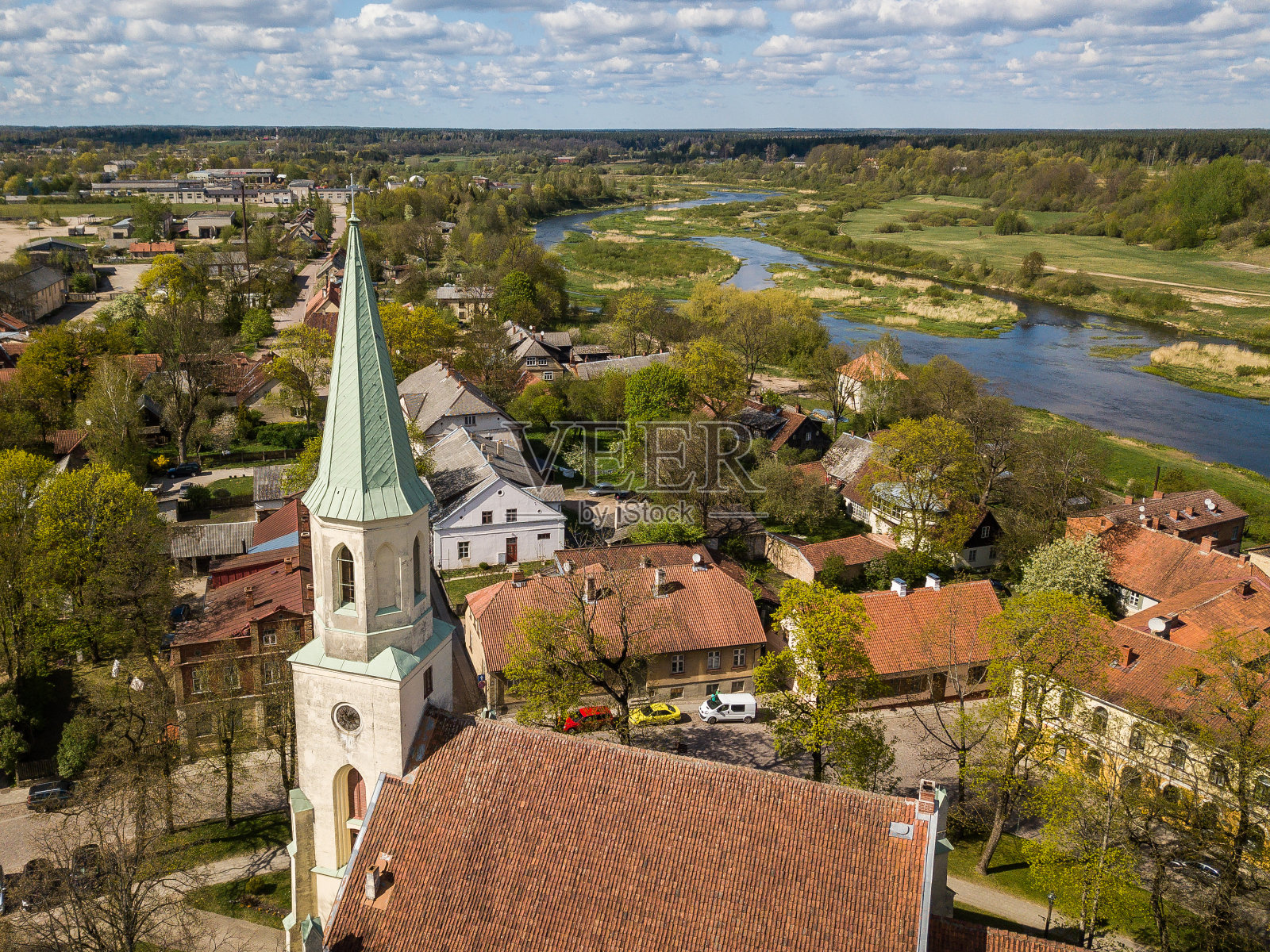 从上面看Kuldiga路德教会，拉脱维亚照片摄影图片