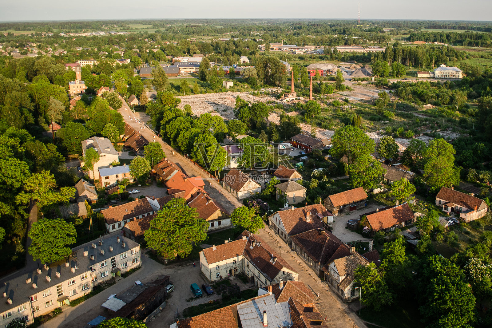 拉脱维亚库尔迪加市上空的热气球照片摄影图片