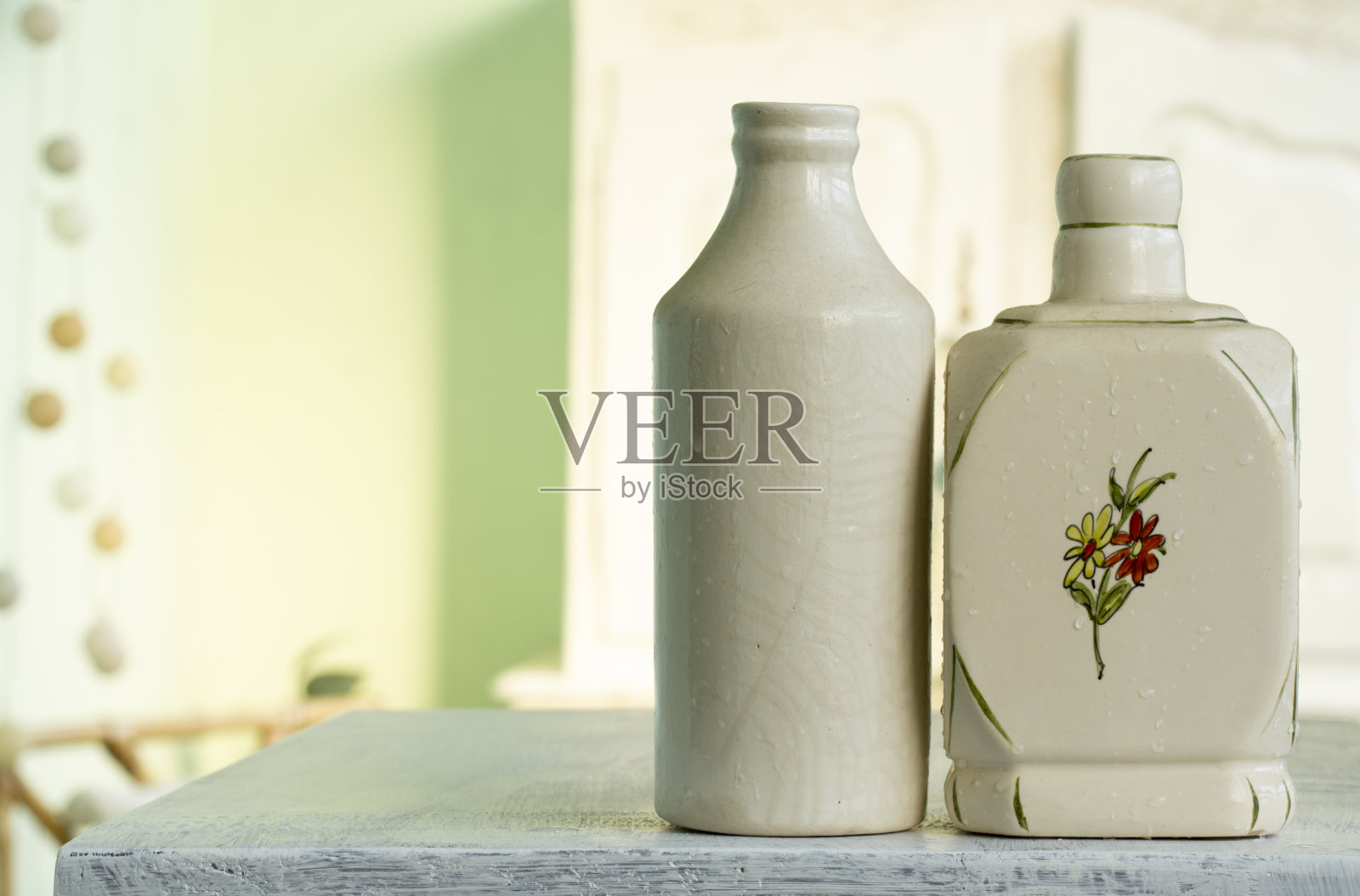 一对旧瓷罐作为装饰。高的关键照片摄影图片