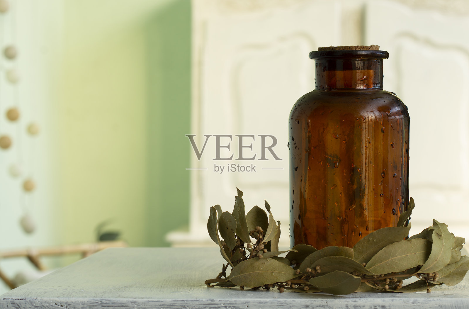 用旧罐子和月桂叶作装饰照片摄影图片