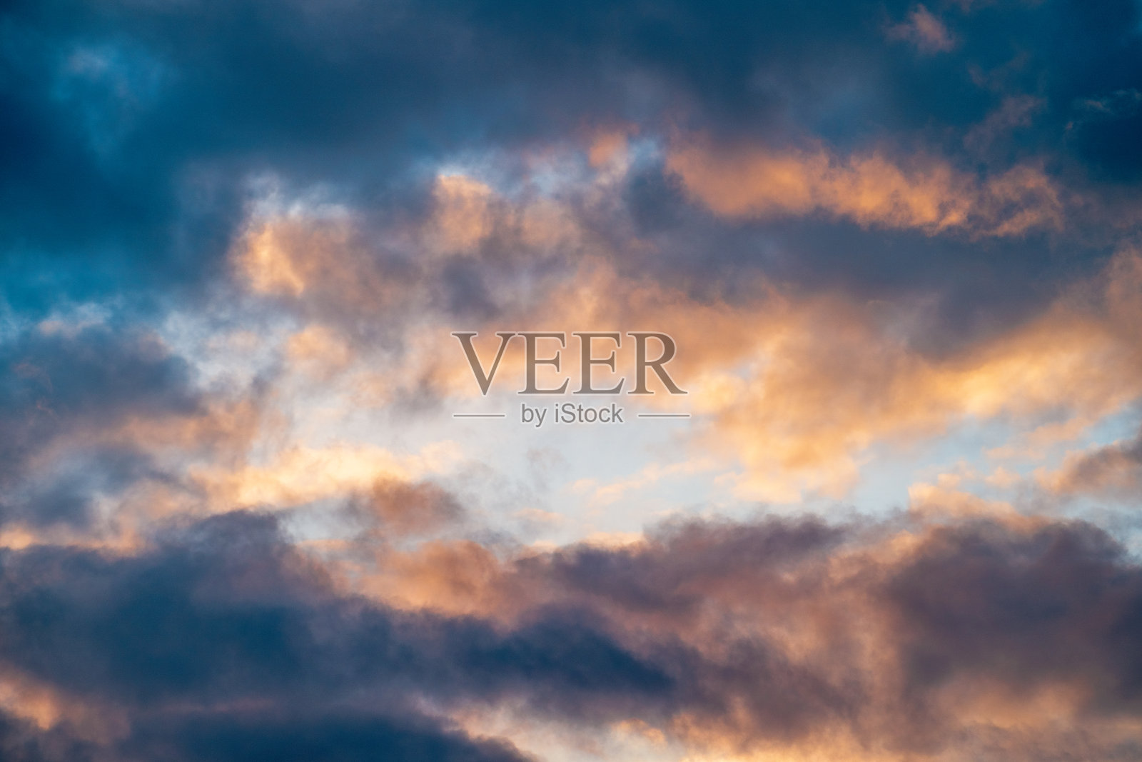 彩色多云的天空背景，日落云景与蓝色的阴天为框架和和浅黄橙色的天空在中心，抽象的自然背景复制空间照片摄影图片