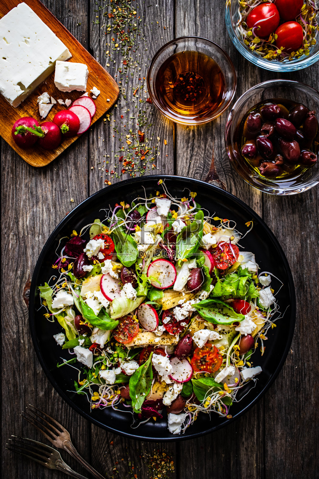 木桌上的希腊沙拉照片摄影图片