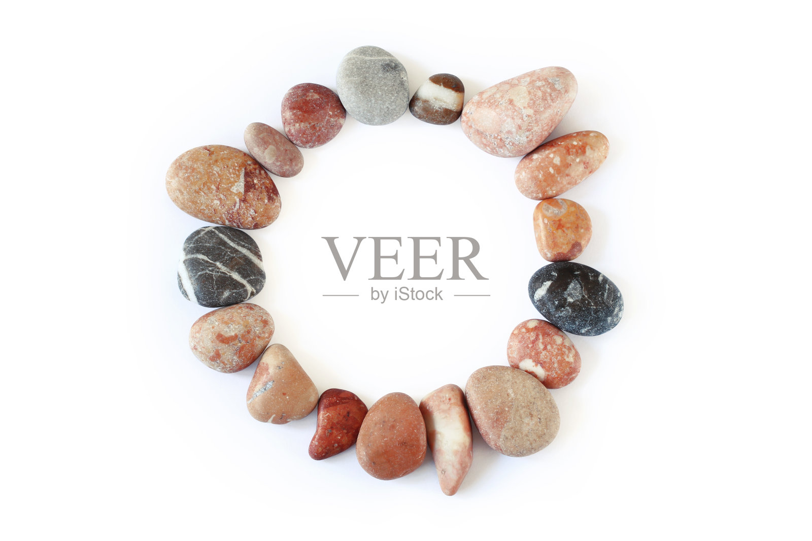 圆形的框架由石头在白色的背景与复制空间在中心照片摄影图片