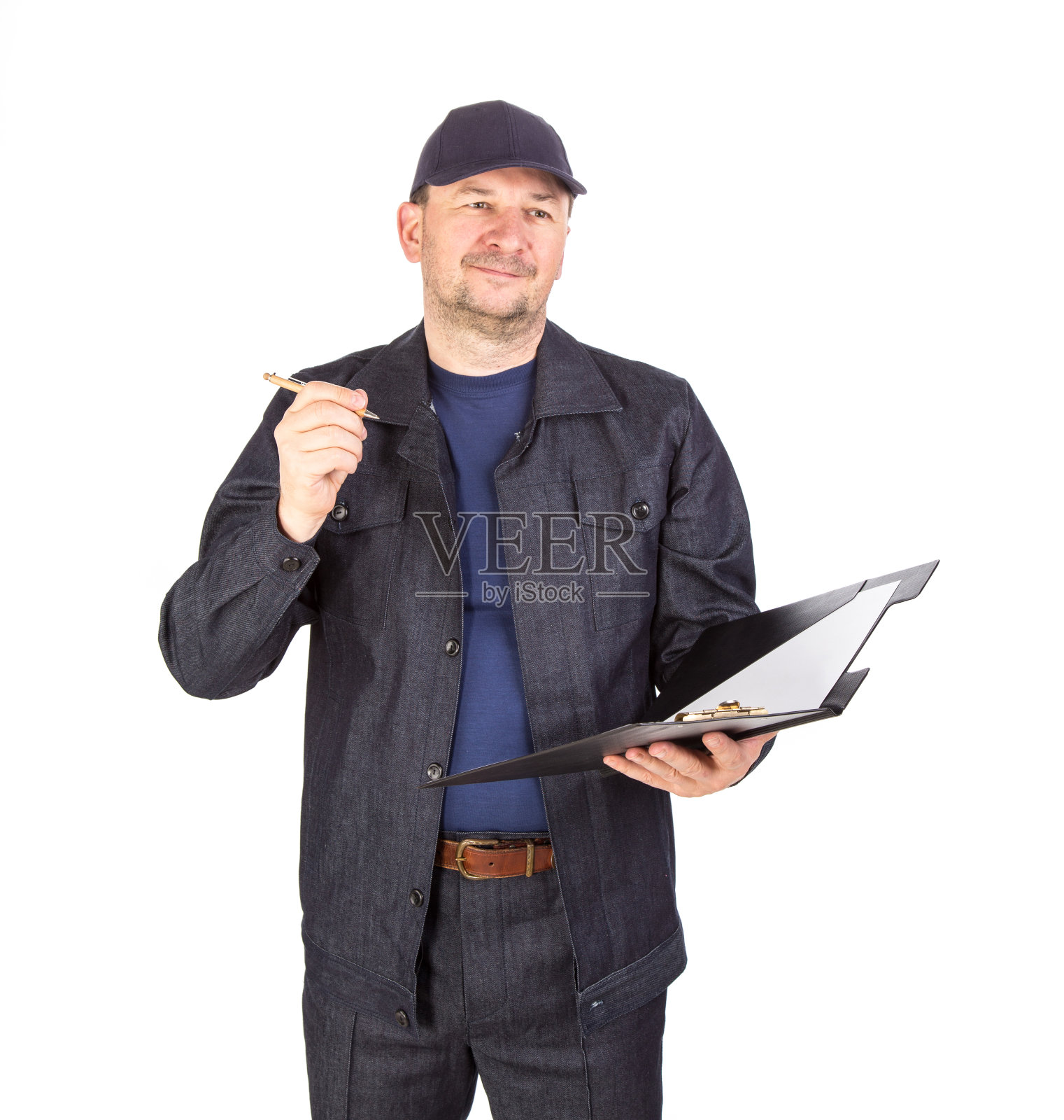 工人戴着帽子和打开的文件夹。照片摄影图片