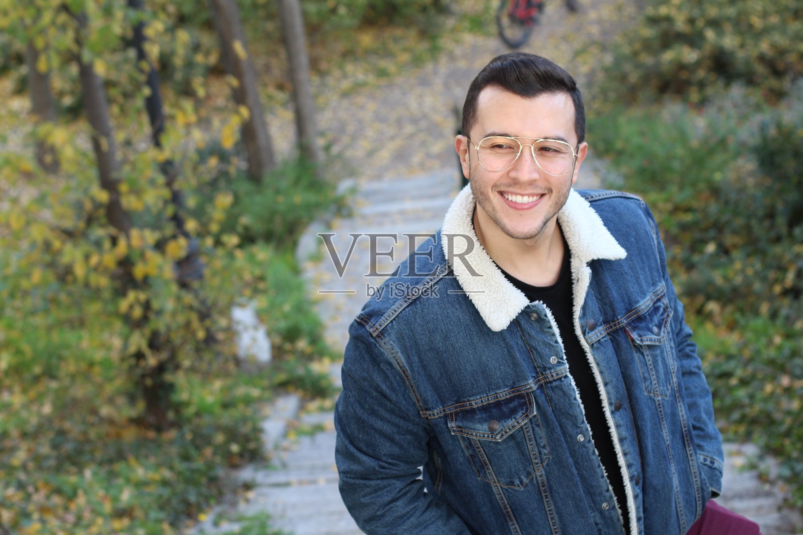 时尚的民族男子穿着基本的牛仔夹克照片摄影图片