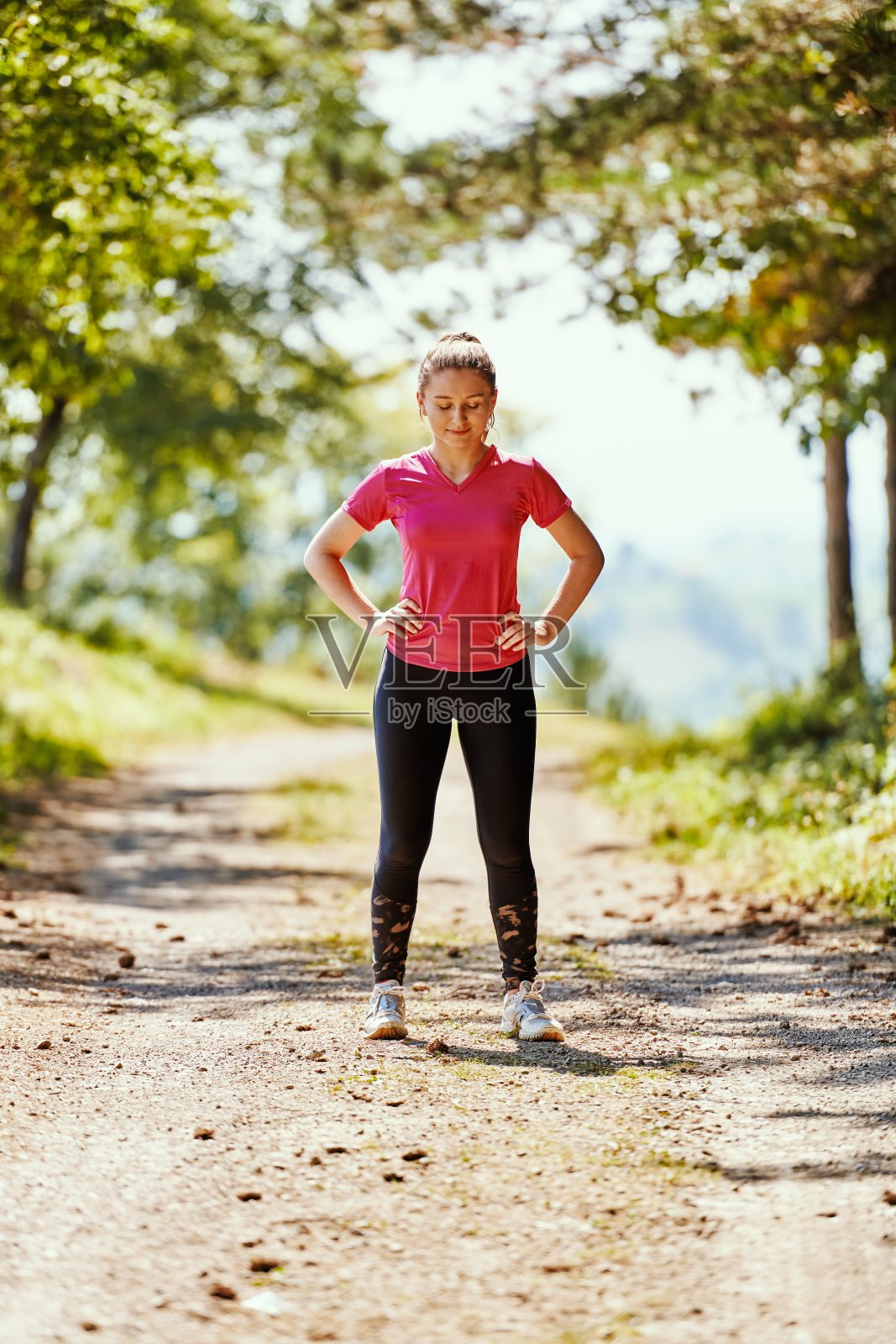 女人在慢跑时享受健康的生活方式照片摄影图片