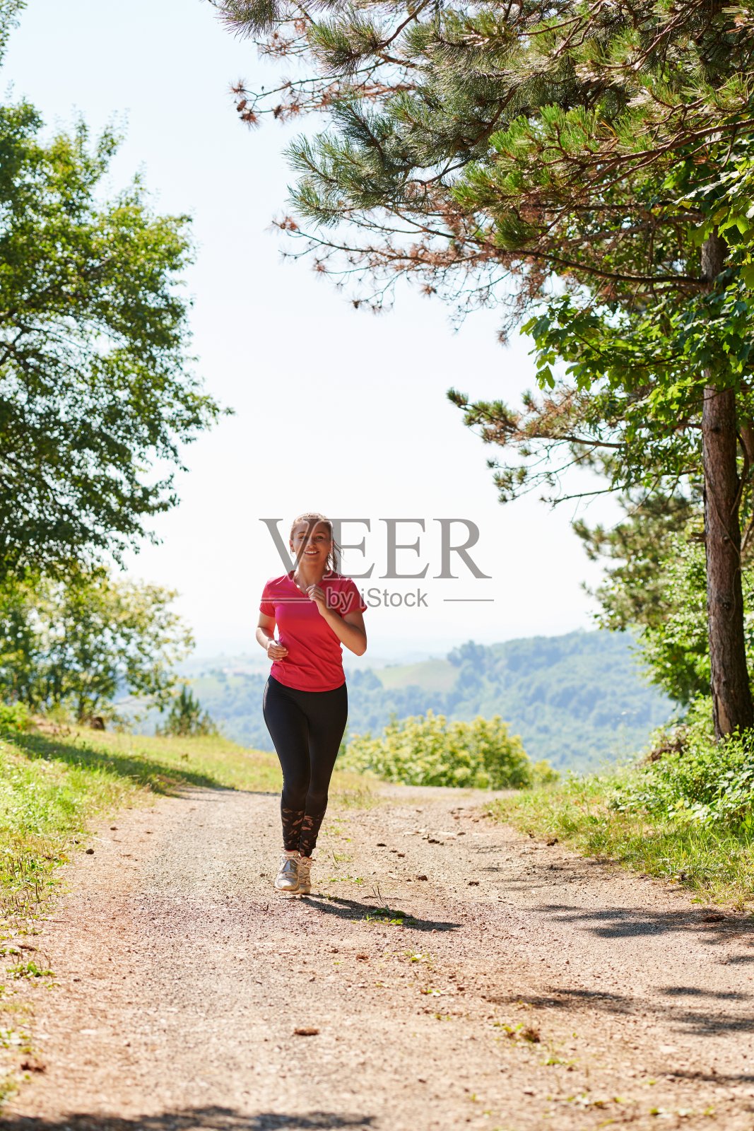 女人在慢跑时享受健康的生活方式照片摄影图片