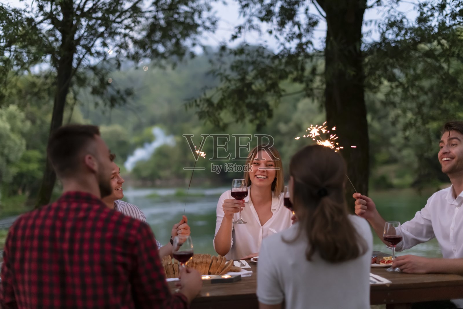 夏天的法式晚餐派对照片摄影图片