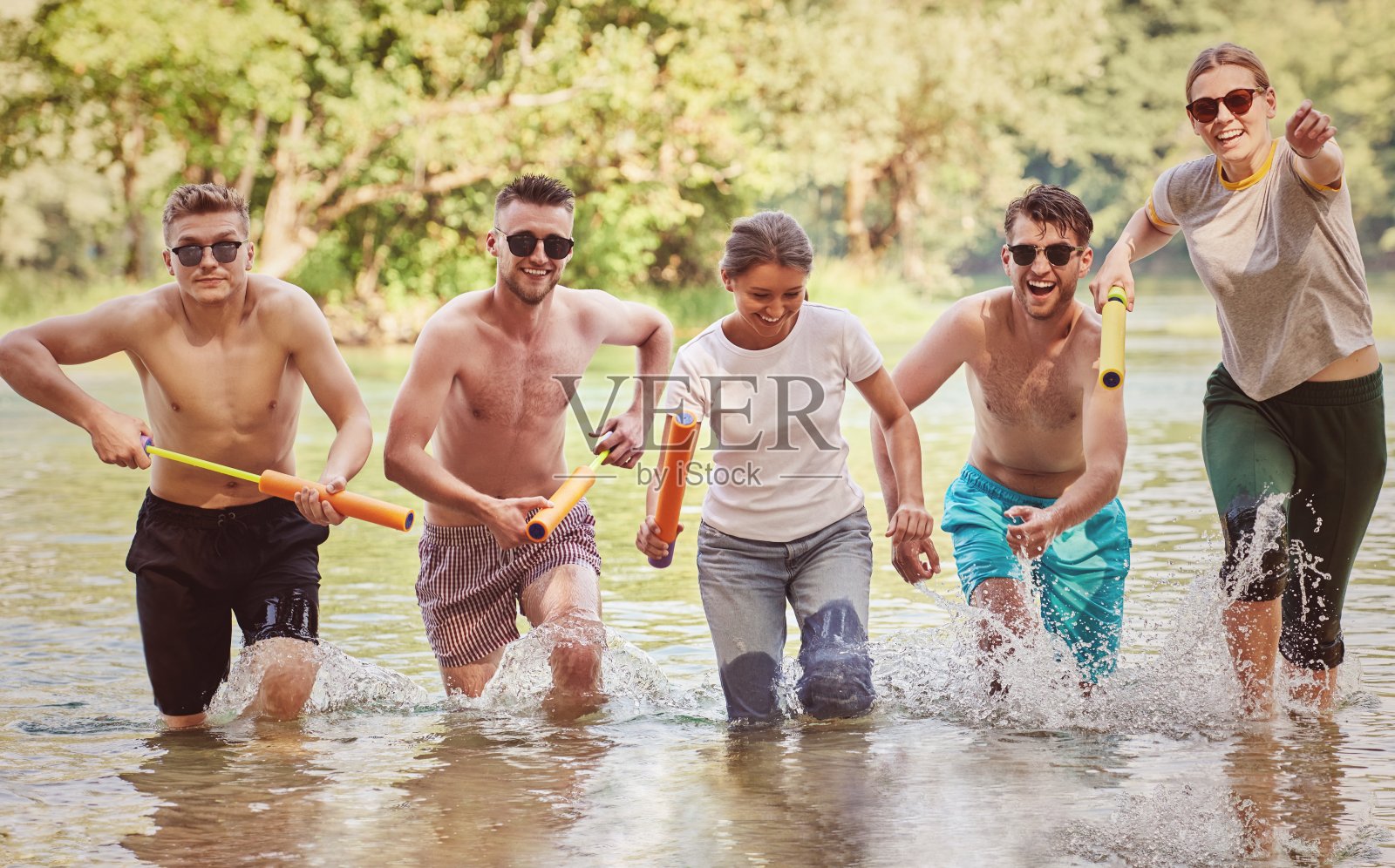 一群快乐的朋友在河上玩照片摄影图片