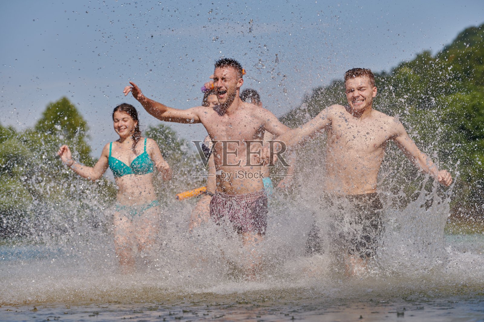 一群快乐的朋友在河上玩照片摄影图片