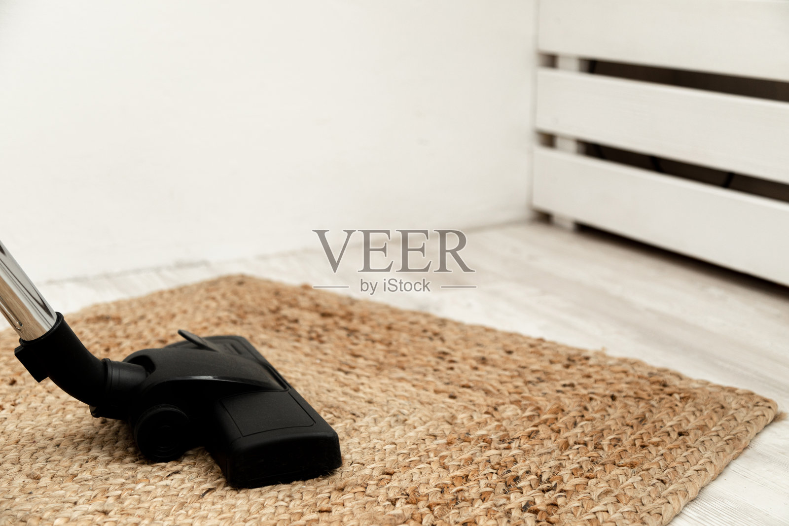 使用吸尘器清扫室内地毯的概念清扫照片摄影图片