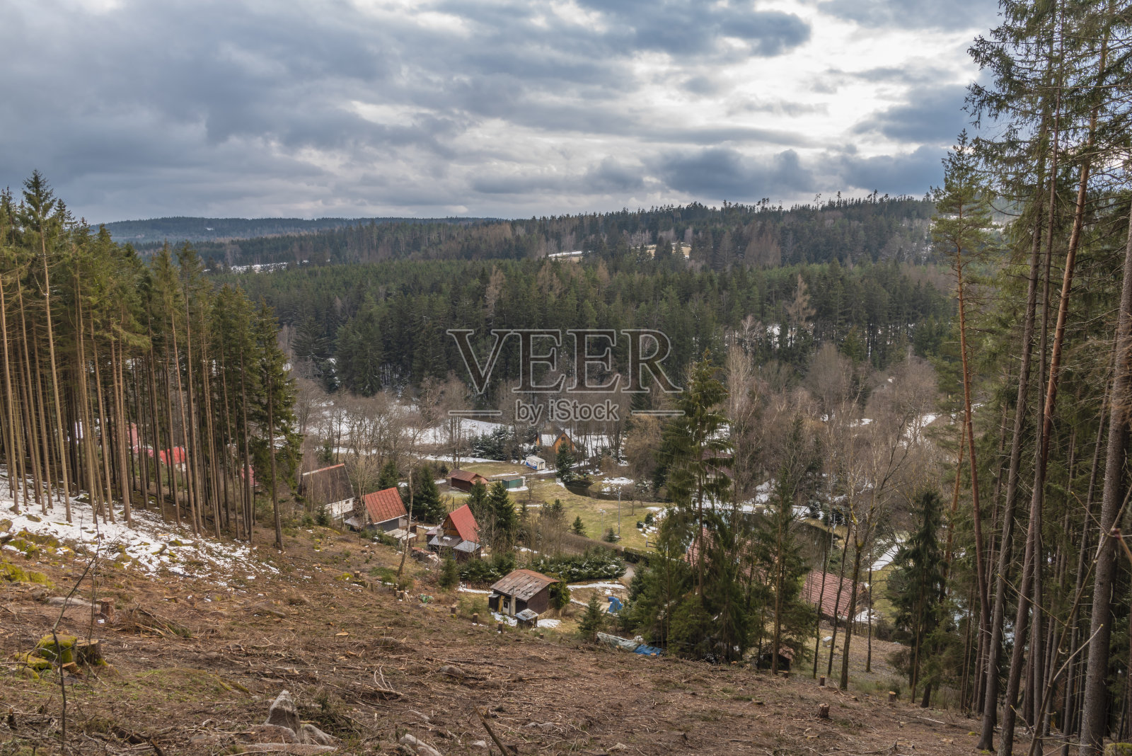 柚子村在冬天下雪的晚上没有人因为病毒照片摄影图片