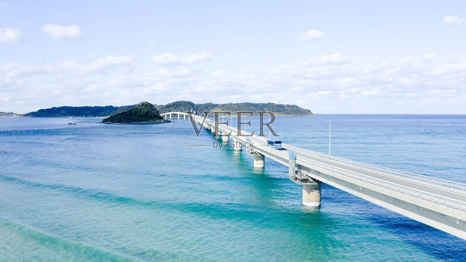 与汽车平行运行。日本山口县的“潮岛桥”。一座海景公路桥。这是在一个阳光明媚的日子用无人机拍摄的。海上的那条路很漂亮。照片摄影图片