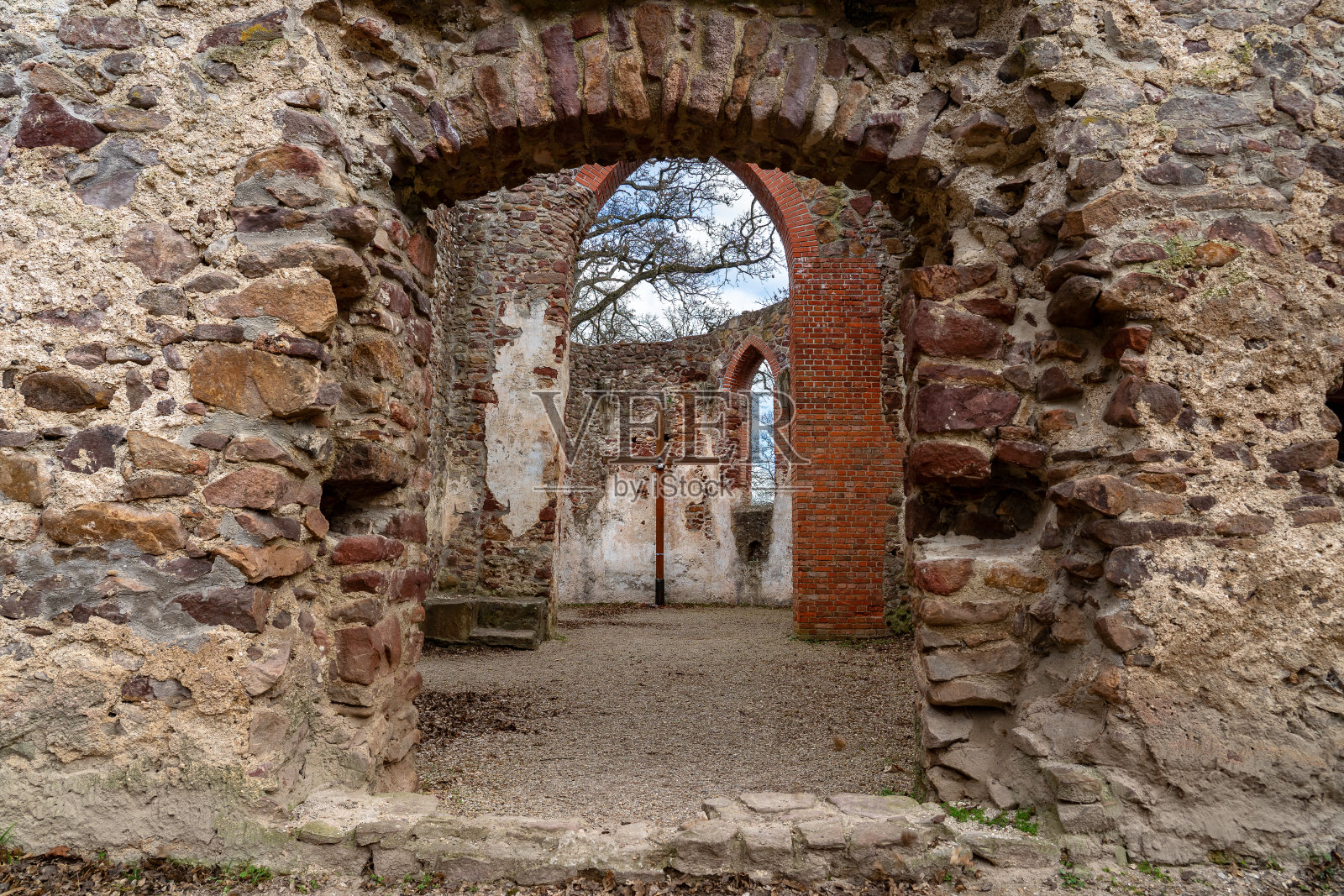 波林修道院废墟匈牙利徒步旅行路线附近的巴达克索尼在萨尔弗德照片摄影图片