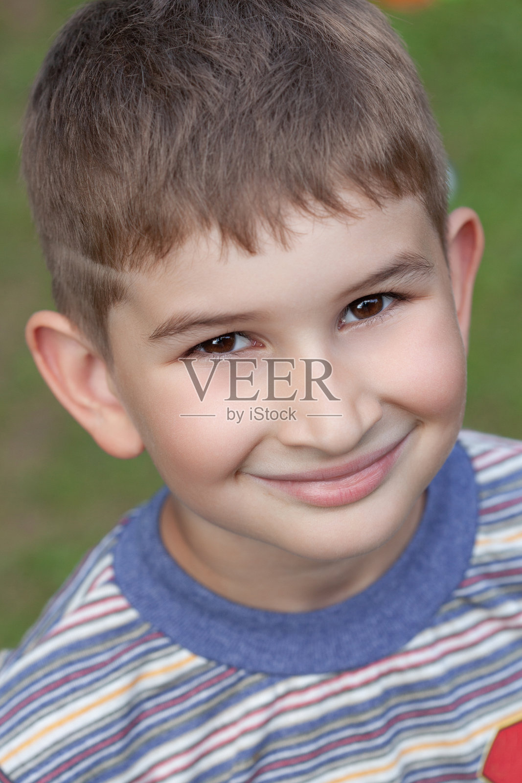 快乐男孩的肖像是在公园或户外微笑着享受领养的生活照片摄影图片