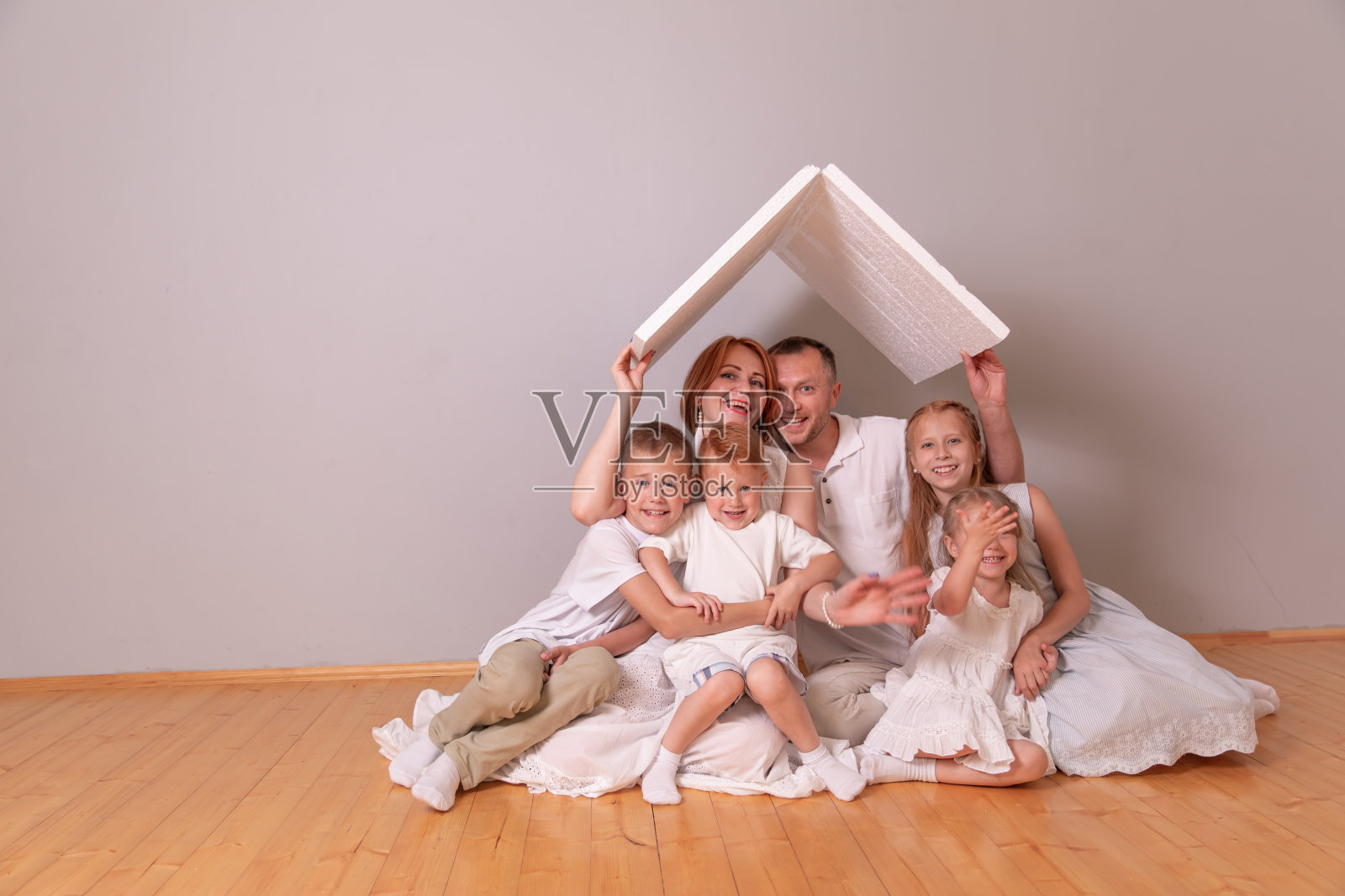 幸福年轻家庭下，安全屋檐下，理念照片摄影图片