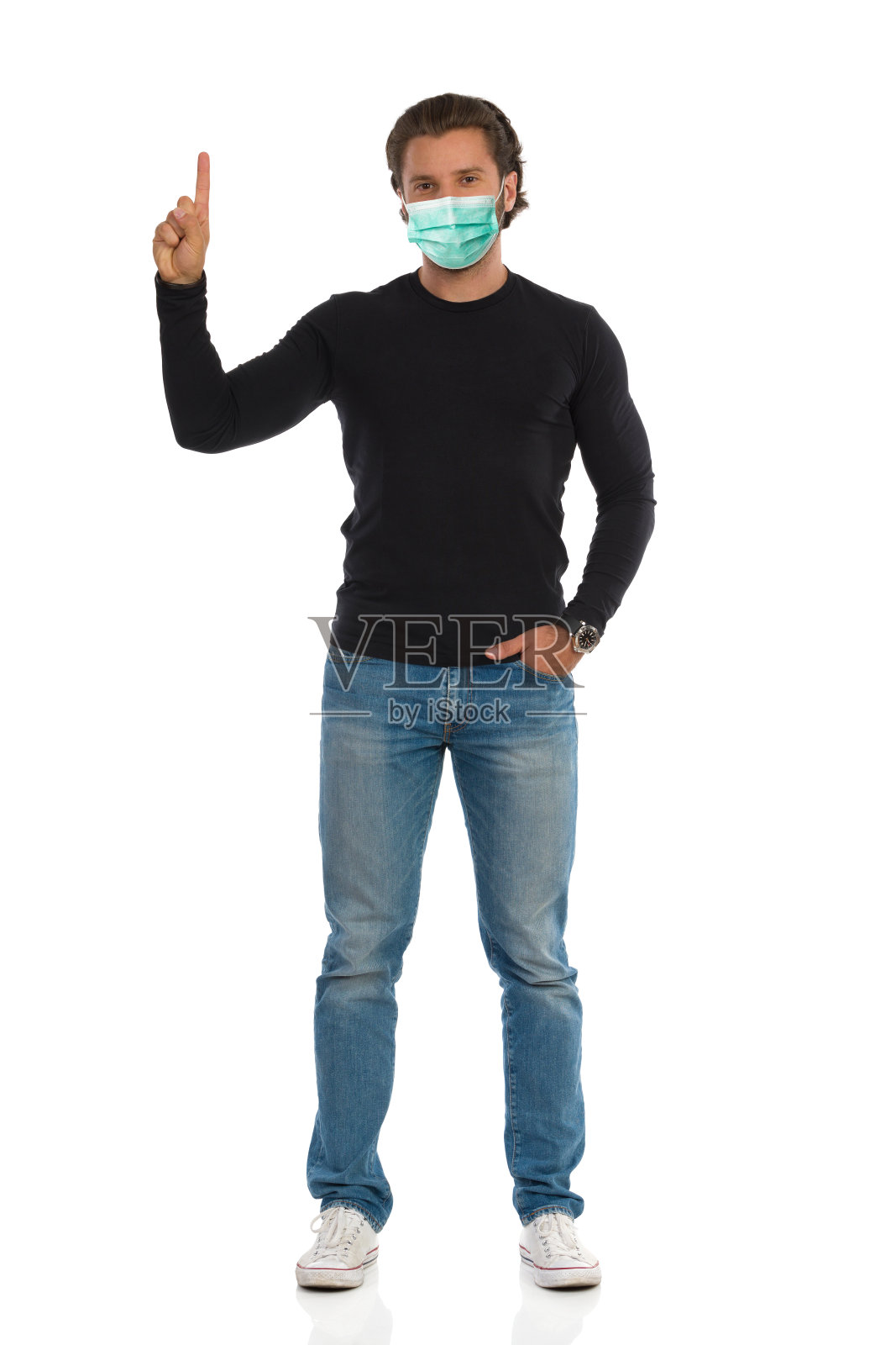 戴着防护面具的自信男人站着并指着上面照片摄影图片