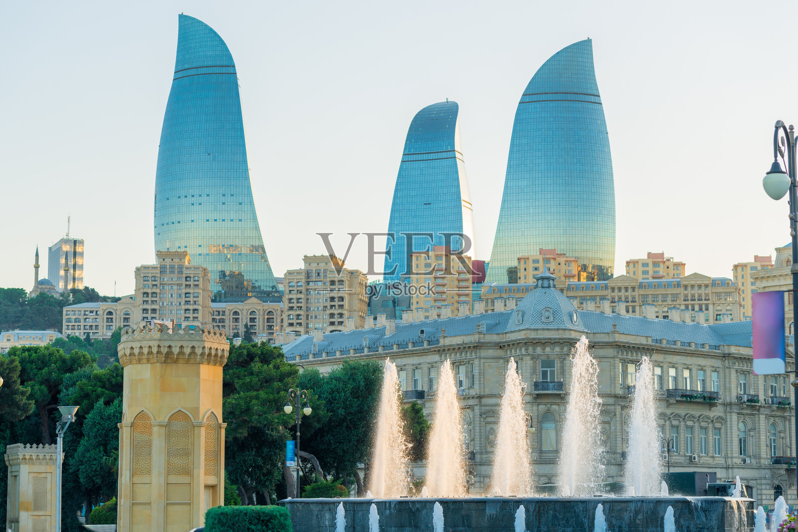 2018年6月23日，阿塞拜疆，巴库:夏季的城市中心和火焰塔照片摄影图片