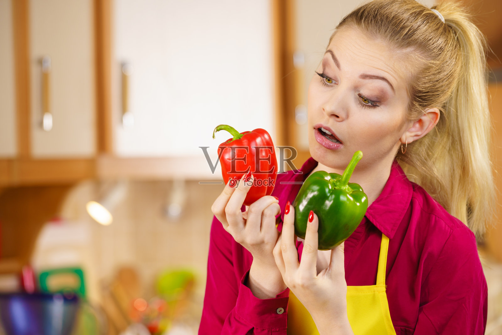 女人拿着甜椒想着辣椒照片摄影图片