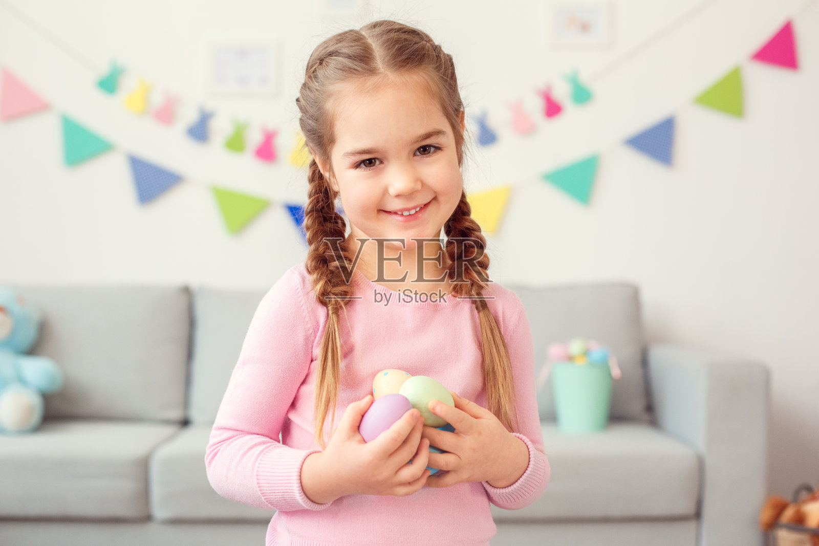 可爱的小女孩复活节庆祝在家概念站着拿着鸡蛋看特写镜头照片摄影图片